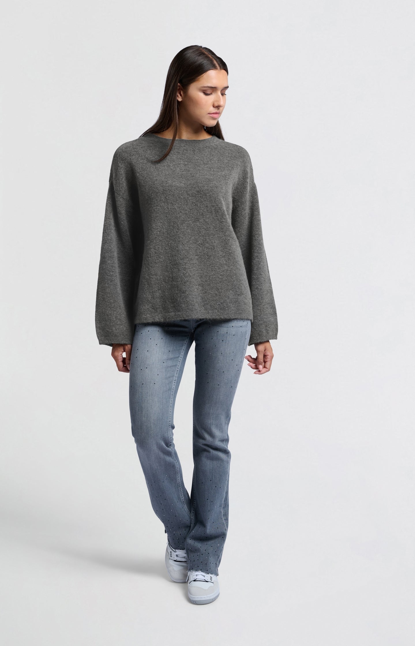 Soft oversized sweater with round neck and long sleeves
