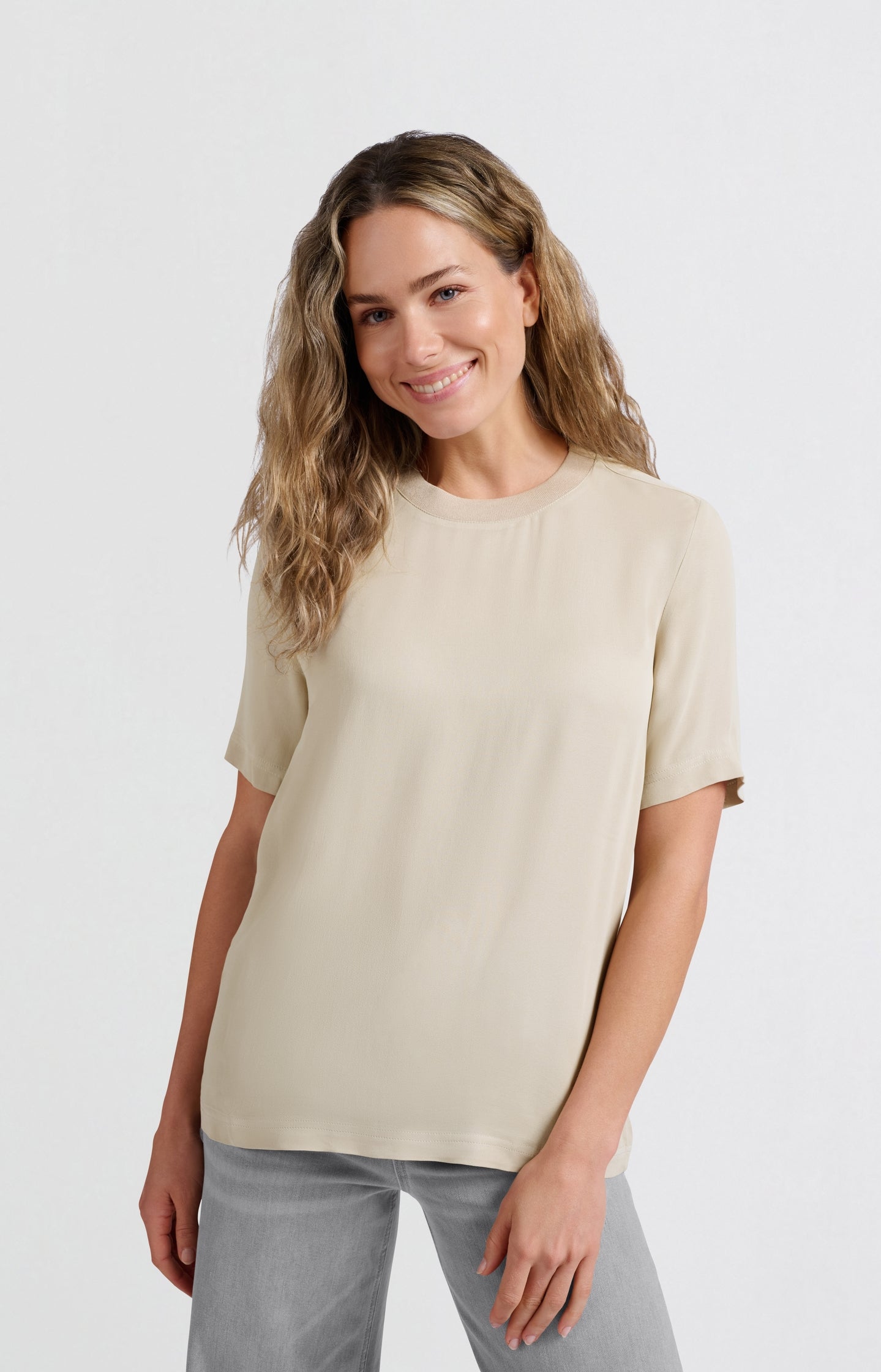 Soft woven T-shirt with round neck and short sleeves
