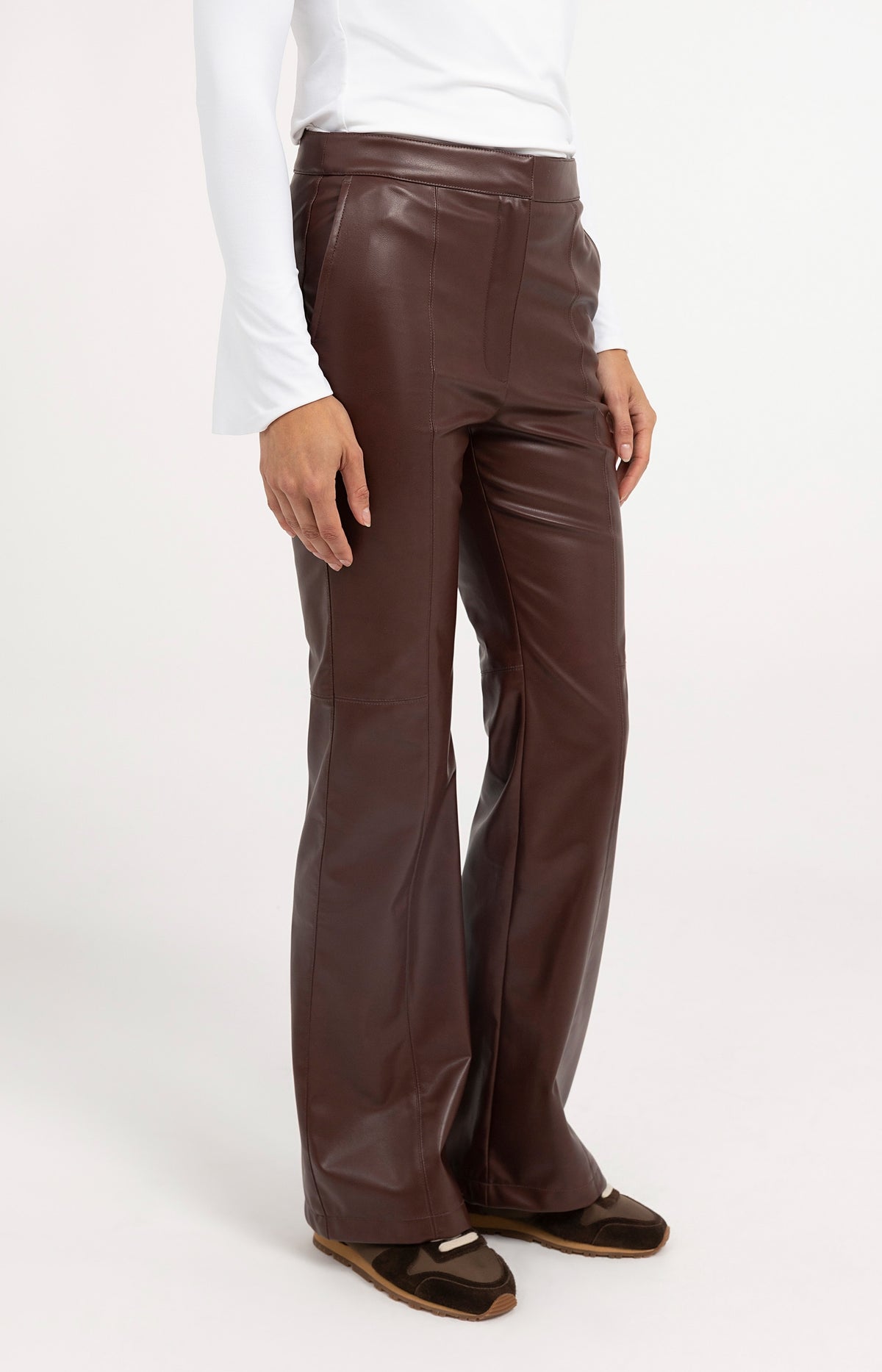 Stretchhose aus Lederimitat mit ausgestelltem Bein - Bitter Chocolate Red