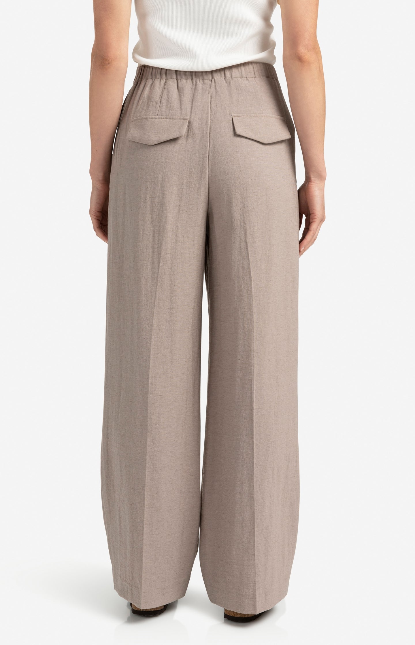 Structured woven trousers with wide legs and pleat details