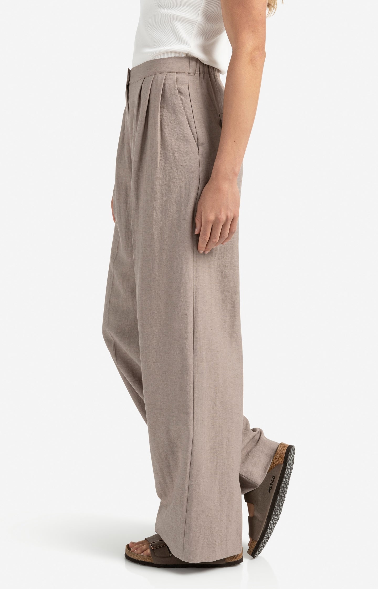 Structured woven trousers with wide legs and pleat details
