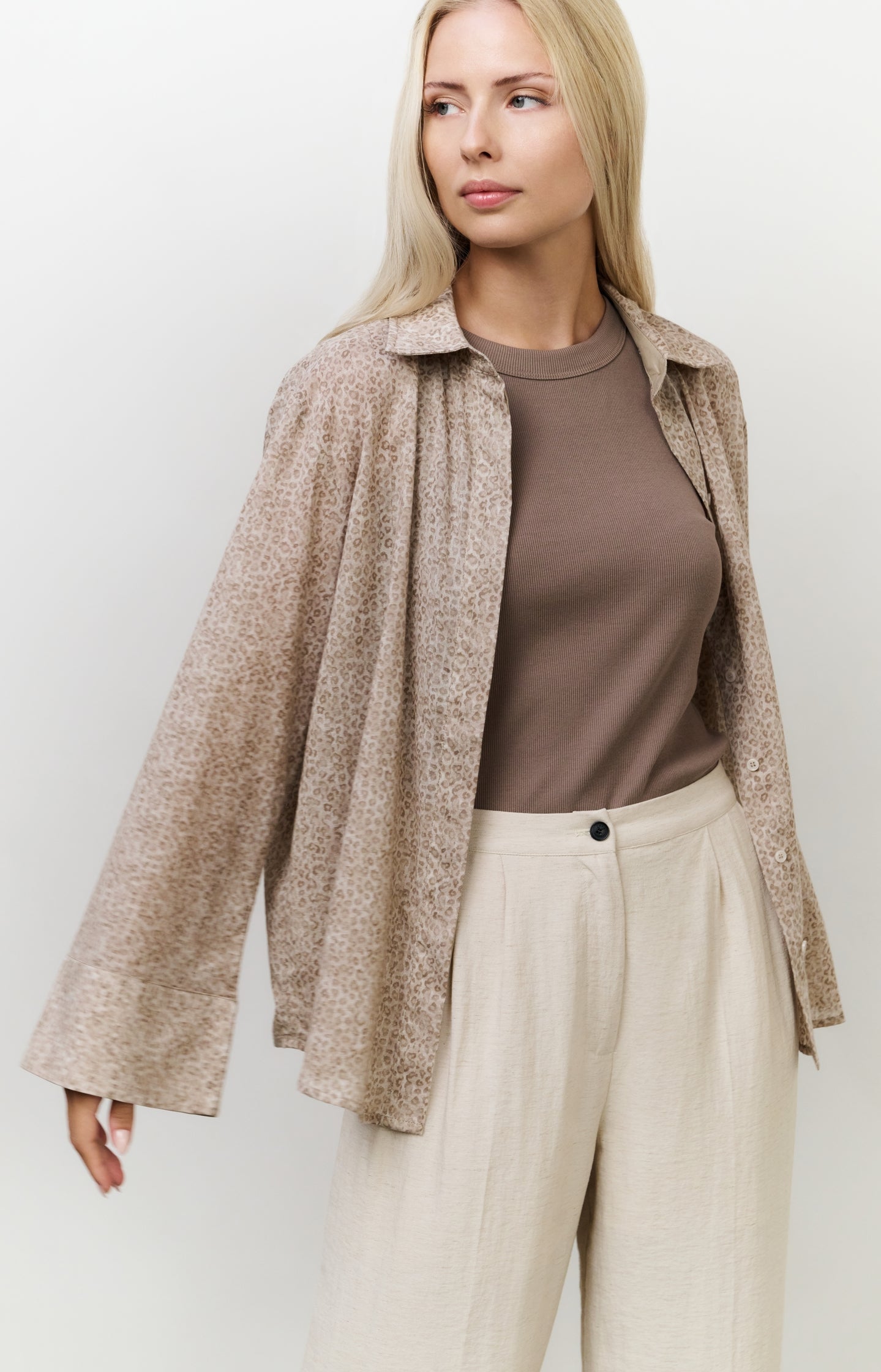 Structured woven trousers with wide legs and pleat details - Type: lookbook