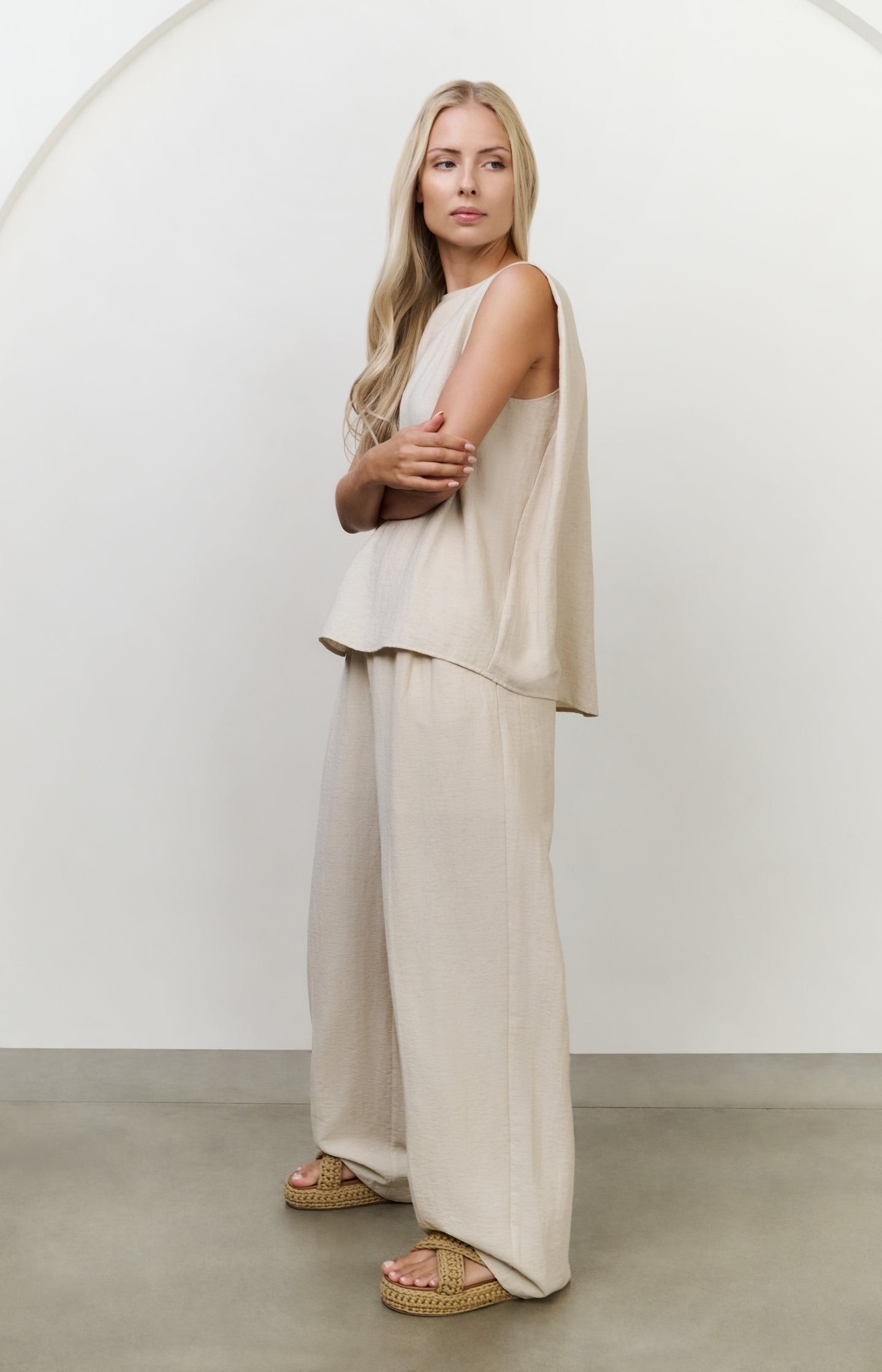 Structured woven trousers with wide legs and pleat details