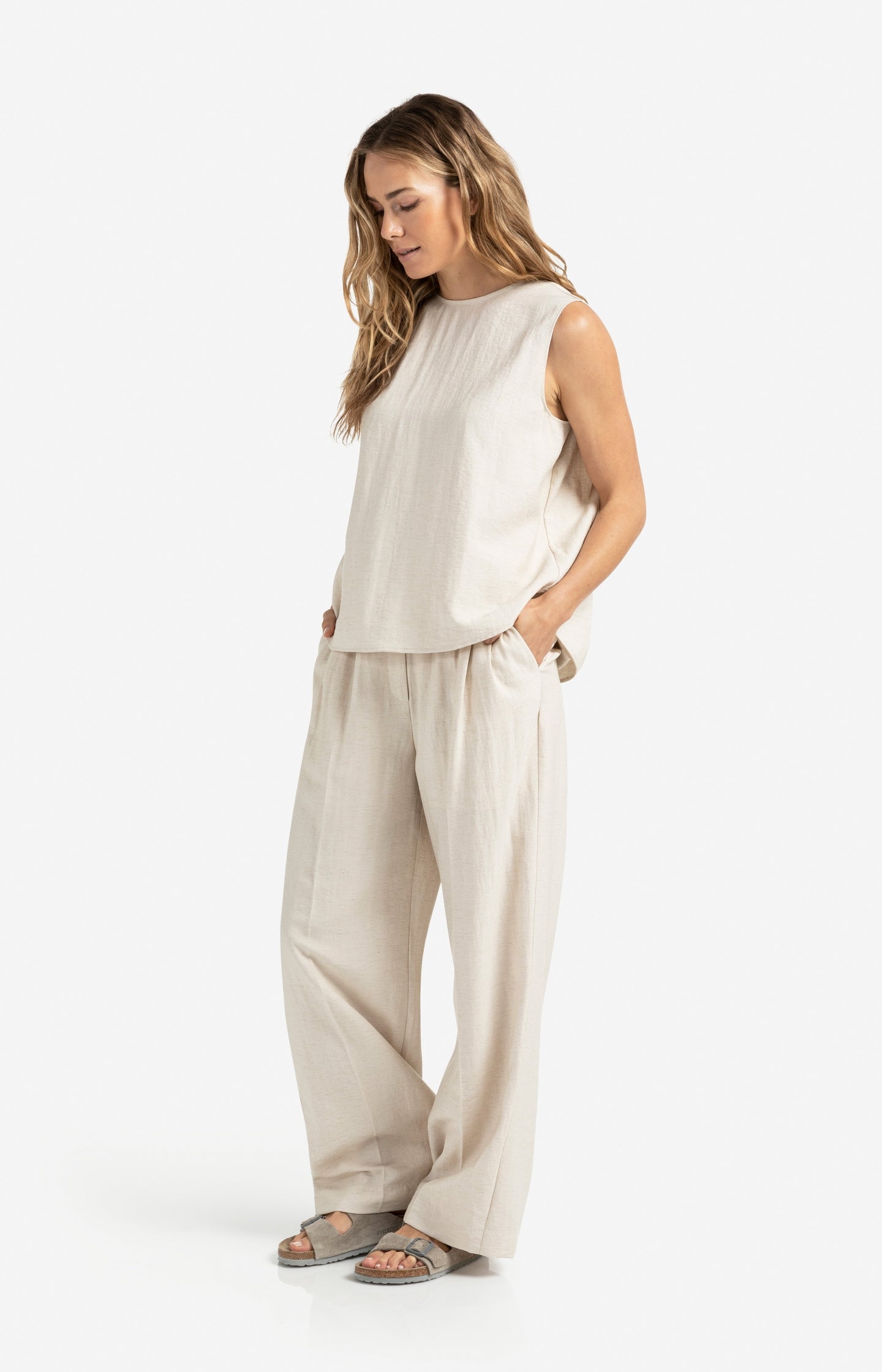 Structured woven trousers with wide legs and pleat details