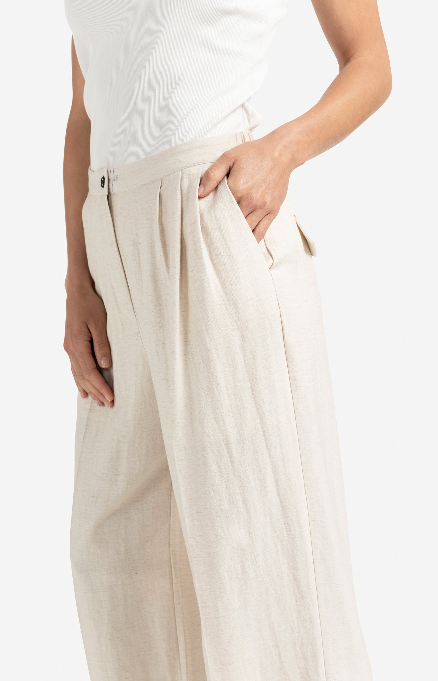 Structured woven trousers with wide legs and pleat details