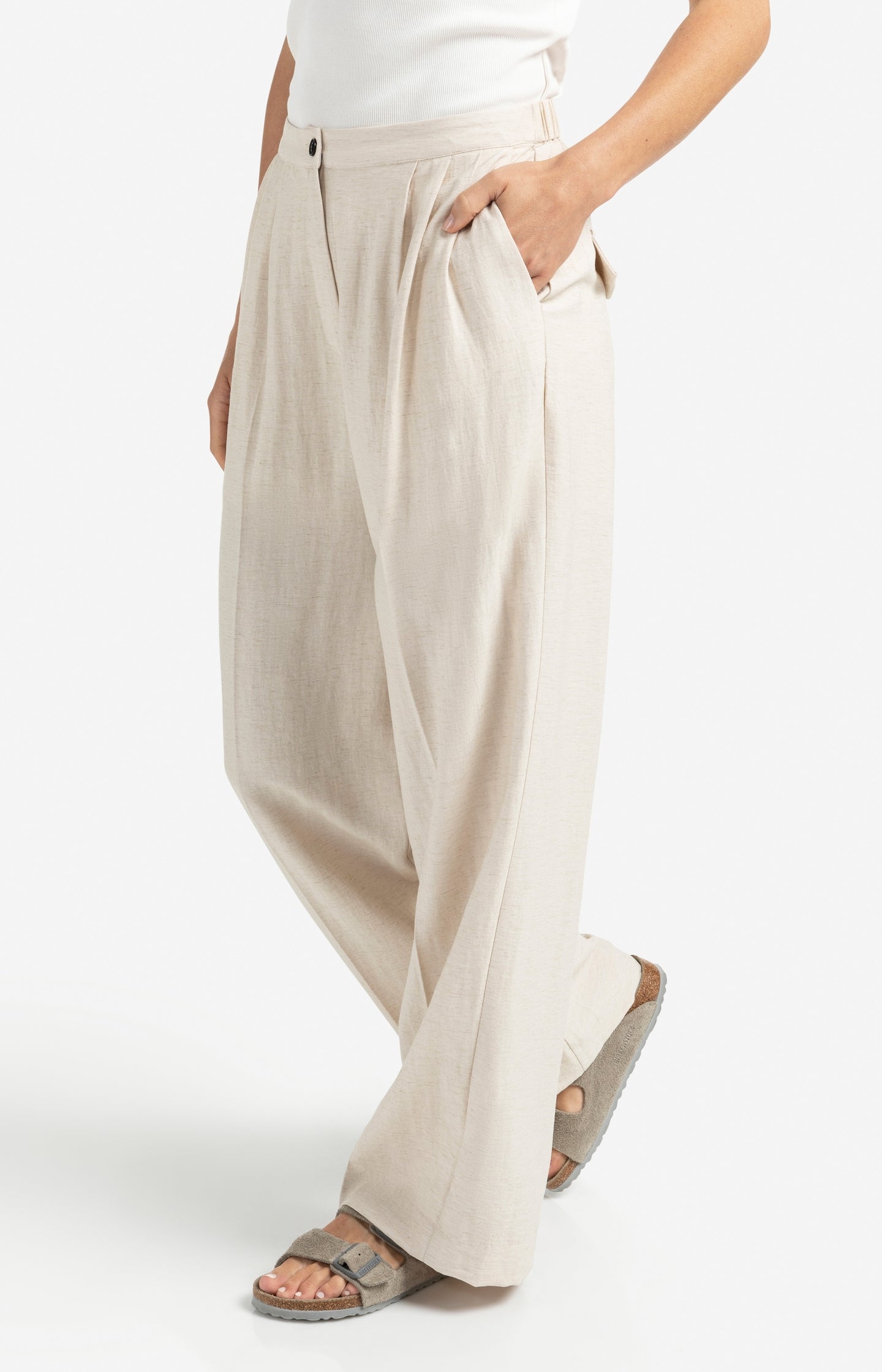 Structured woven trousers with wide legs and pleat details