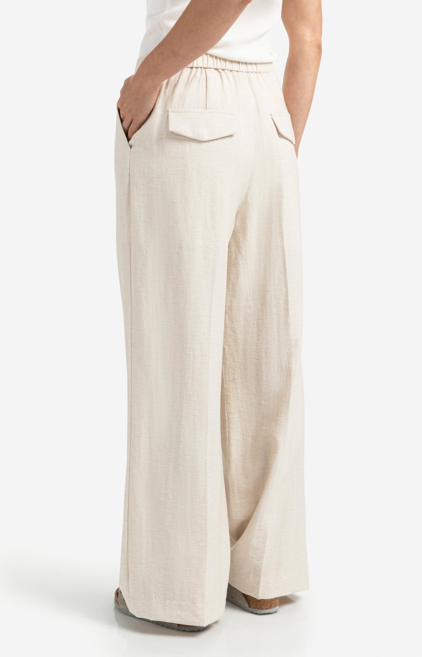 Structured woven trousers with wide legs and pleat details