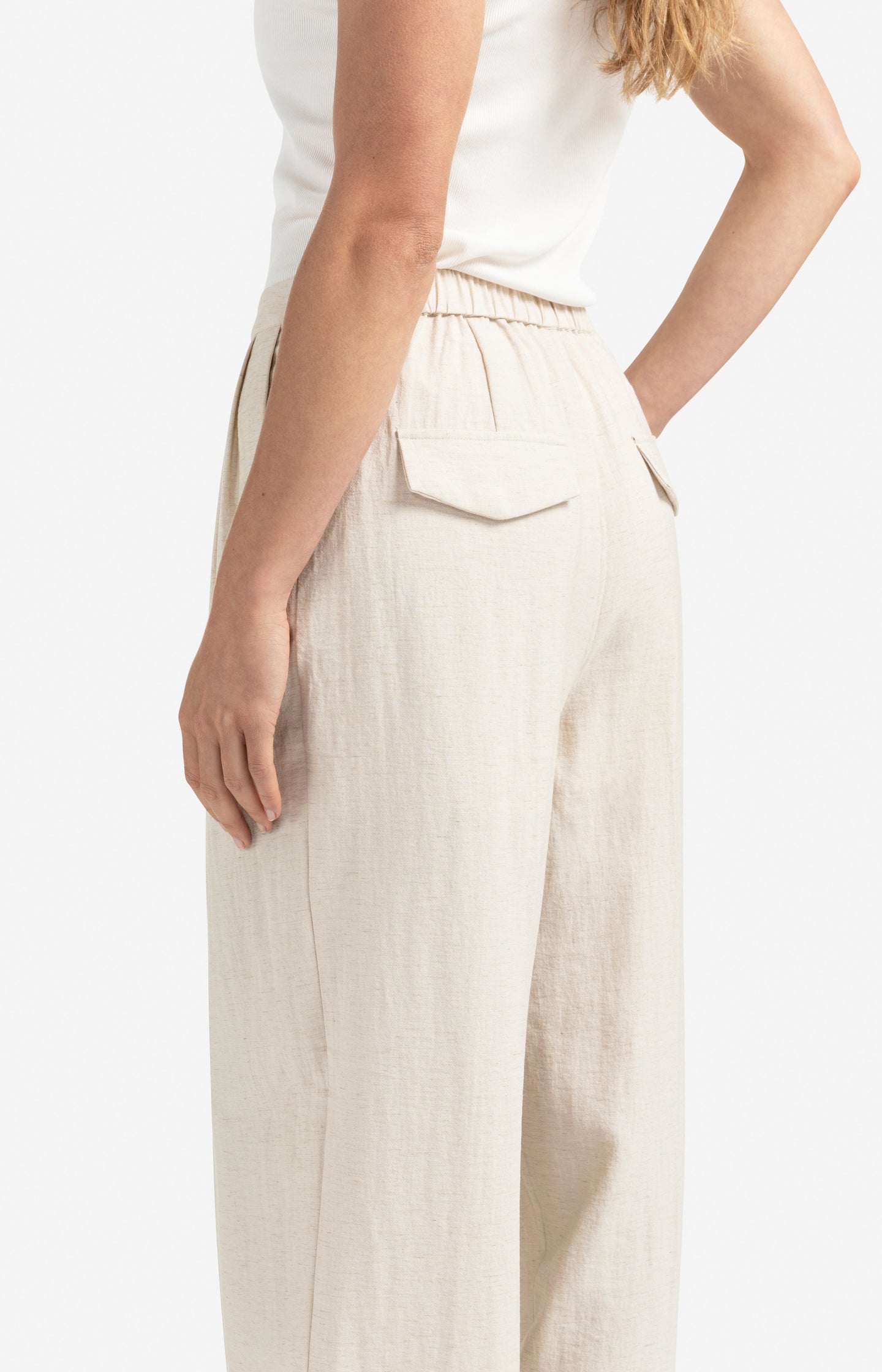 Structured woven trousers with wide legs and pleat details