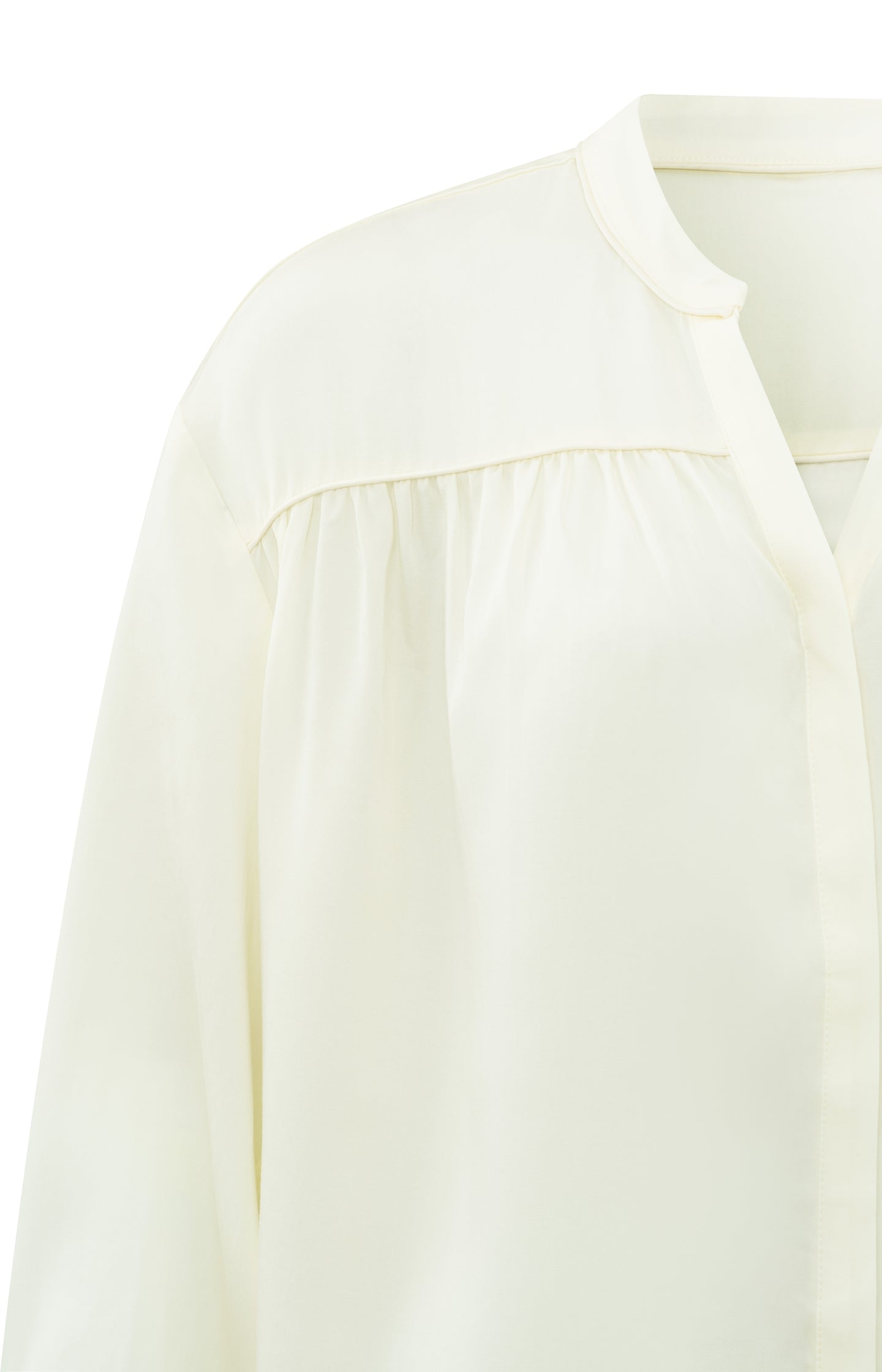Supple blouse with V-neck, long sleeves and pleated details