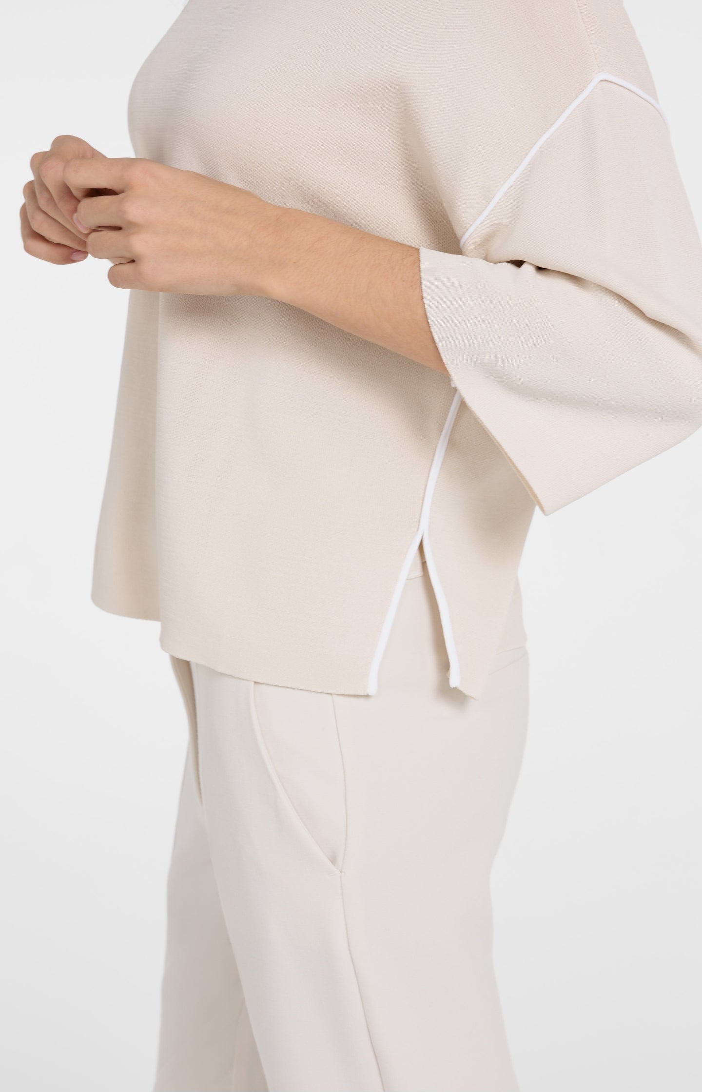 Sweater with 3/4 sleeves and contrasting seams - Type: lookbook