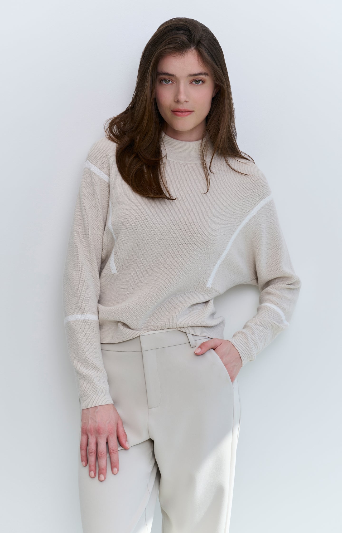 Beige sweater met opstaande kraag en witte streepdetails – YAYA