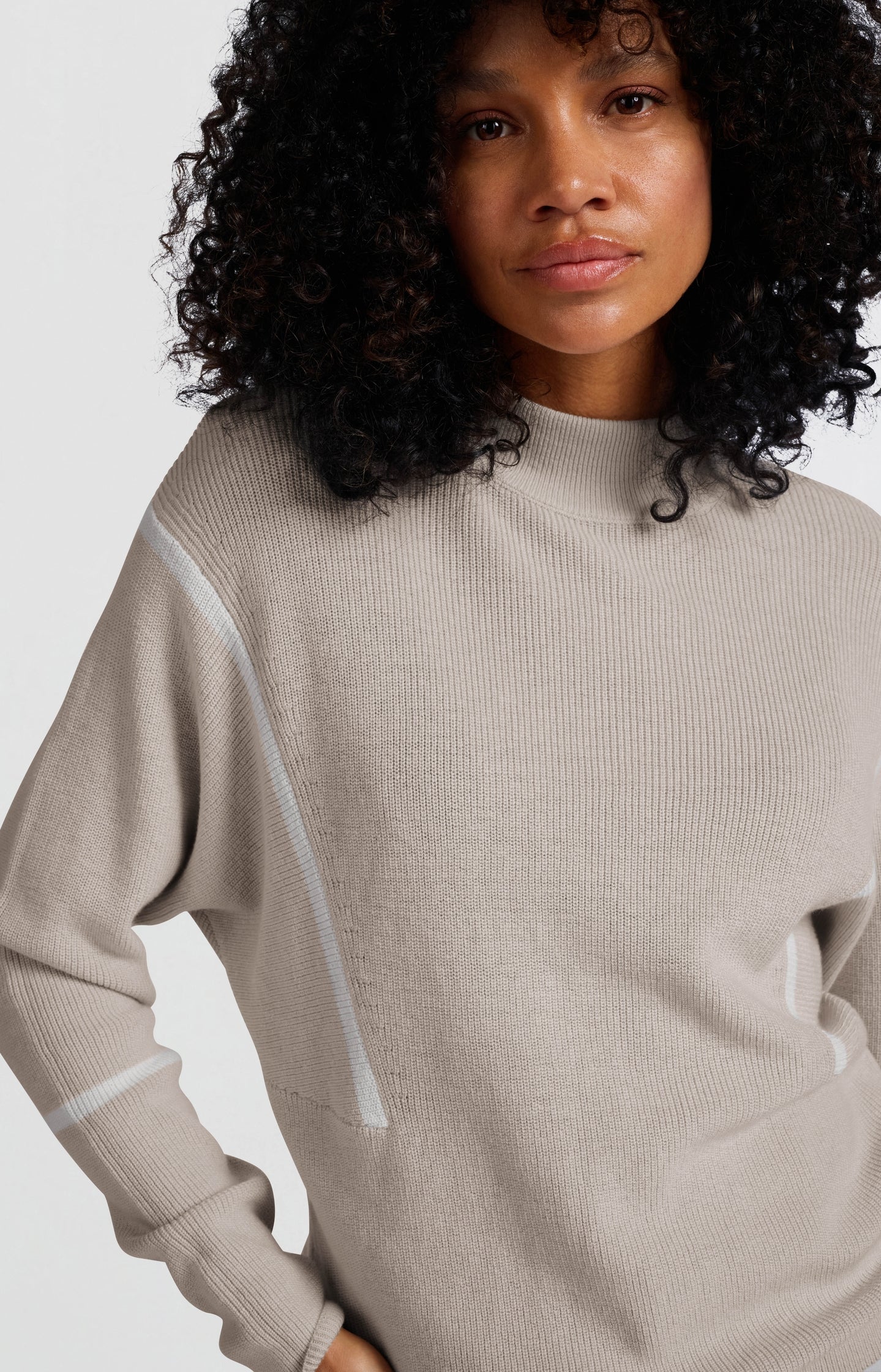 Beige sweater met opstaande kraag en witte streepdetails – YAYA