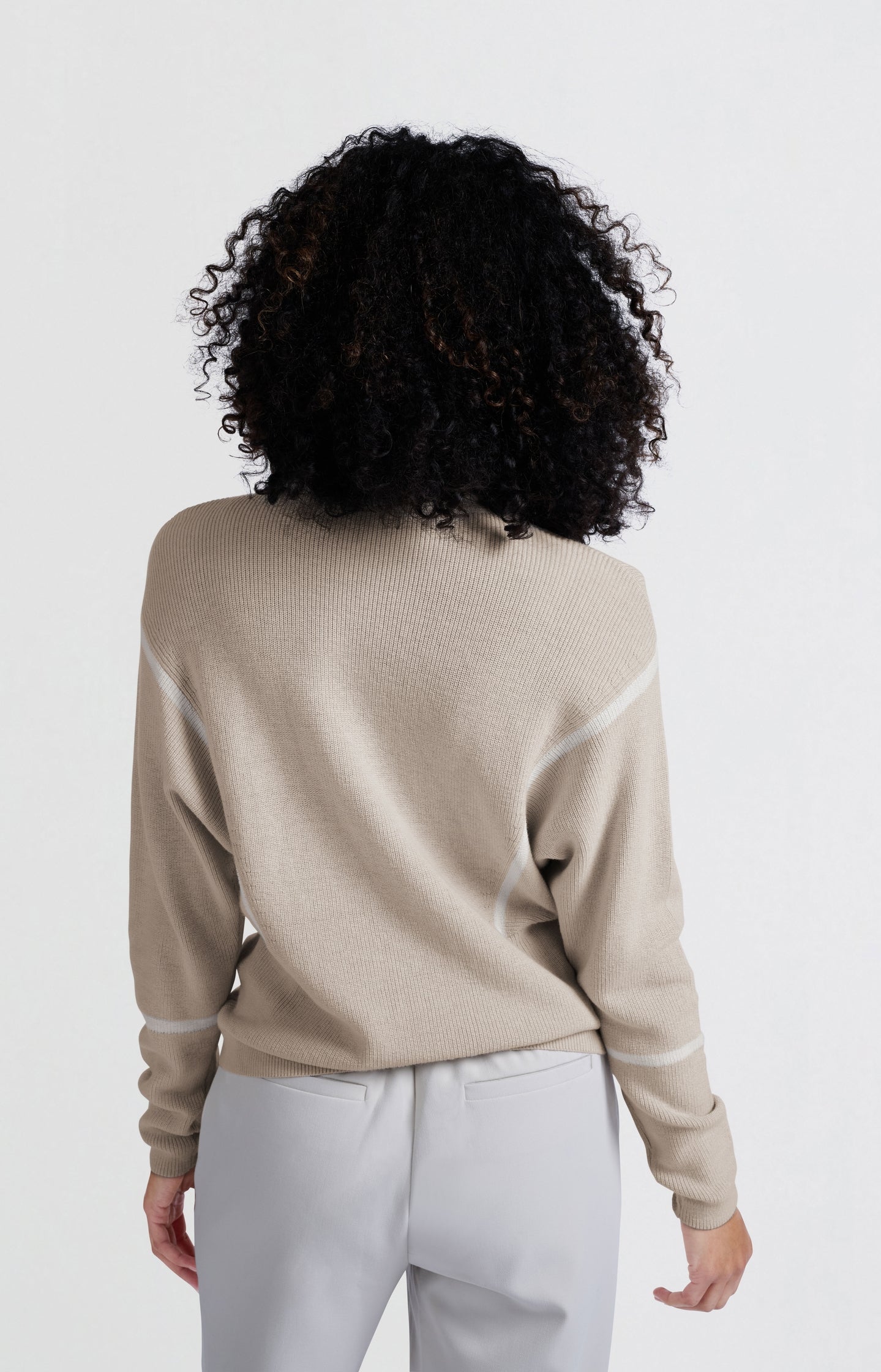 Beige sweater met opstaande kraag en witte streepdetails – YAYA
