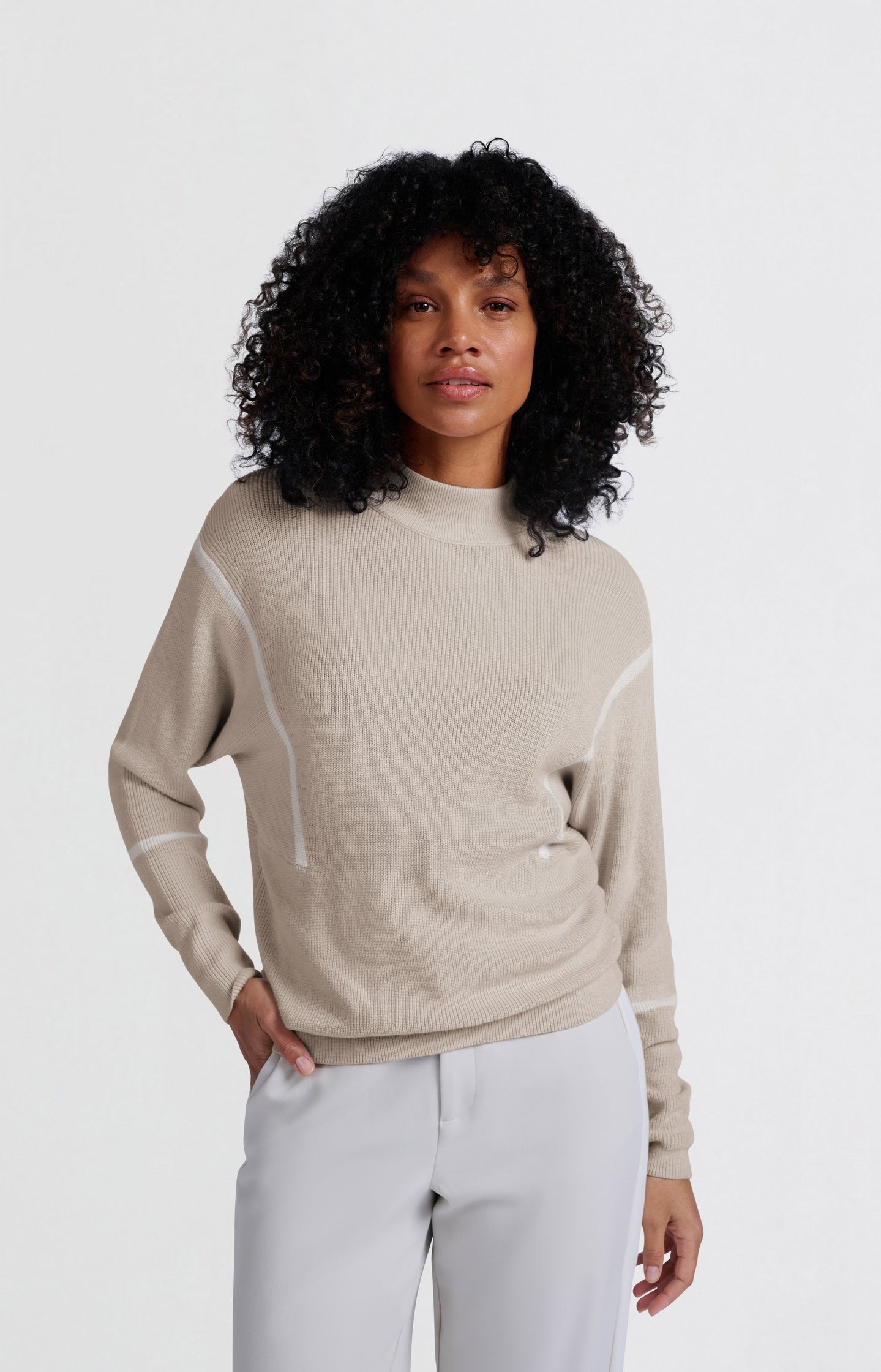 Beige sweater met opstaande kraag en witte streepdetails – YAYA