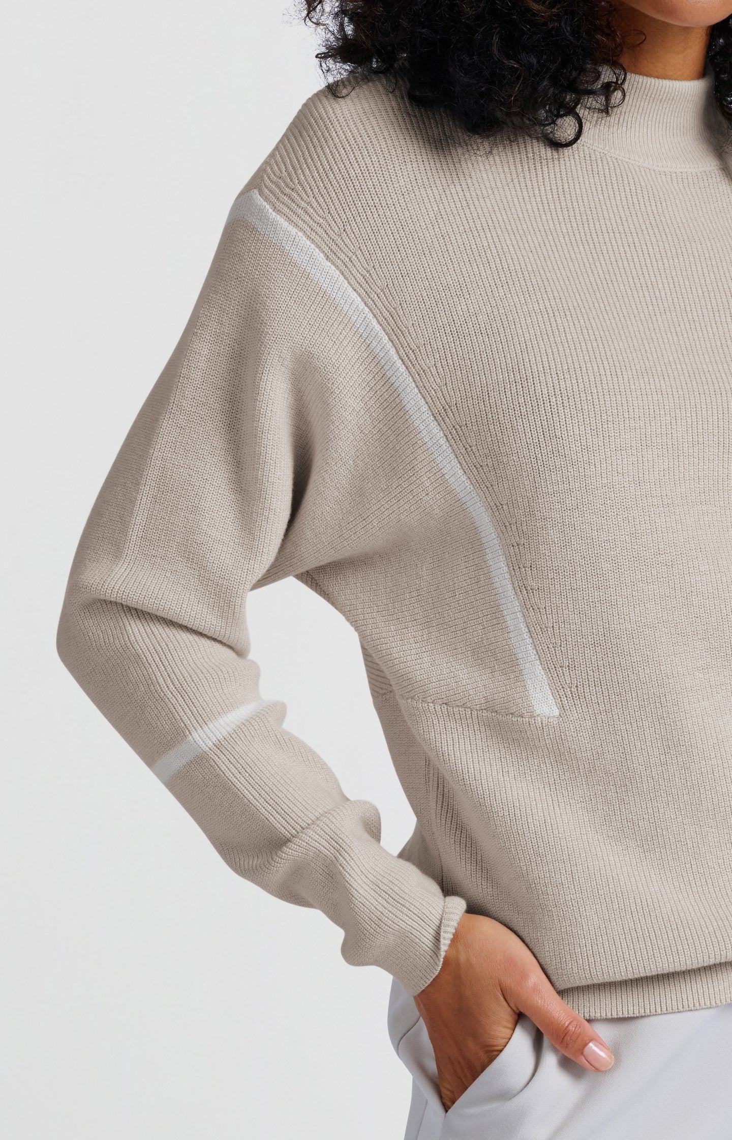 Beige sweater met opstaande kraag en witte streepdetails – YAYA
