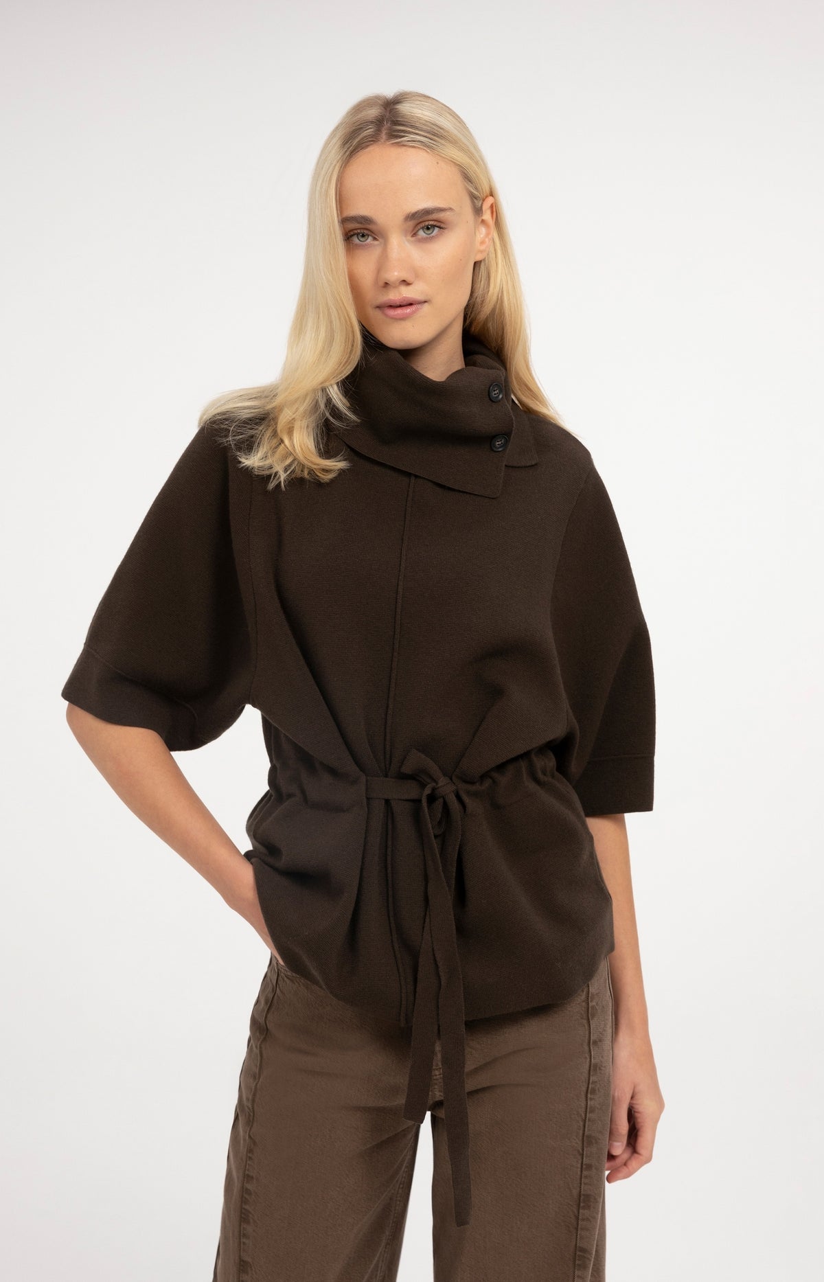 Pullover mit hohem Kragen und Bindegürtel - Delicioso Brown
