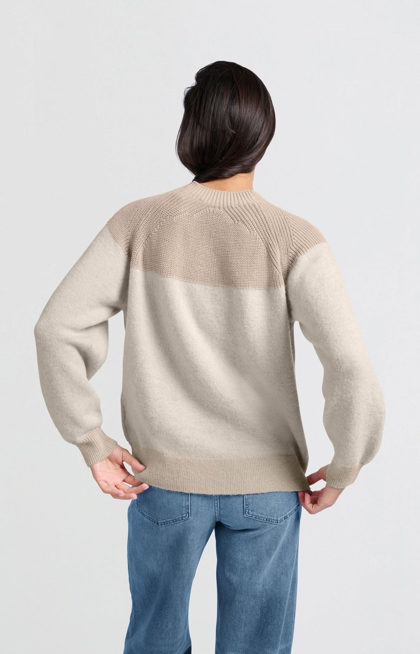 Beige sweater met donkerbeige schouderstuk en gemixte texturen – YAYA