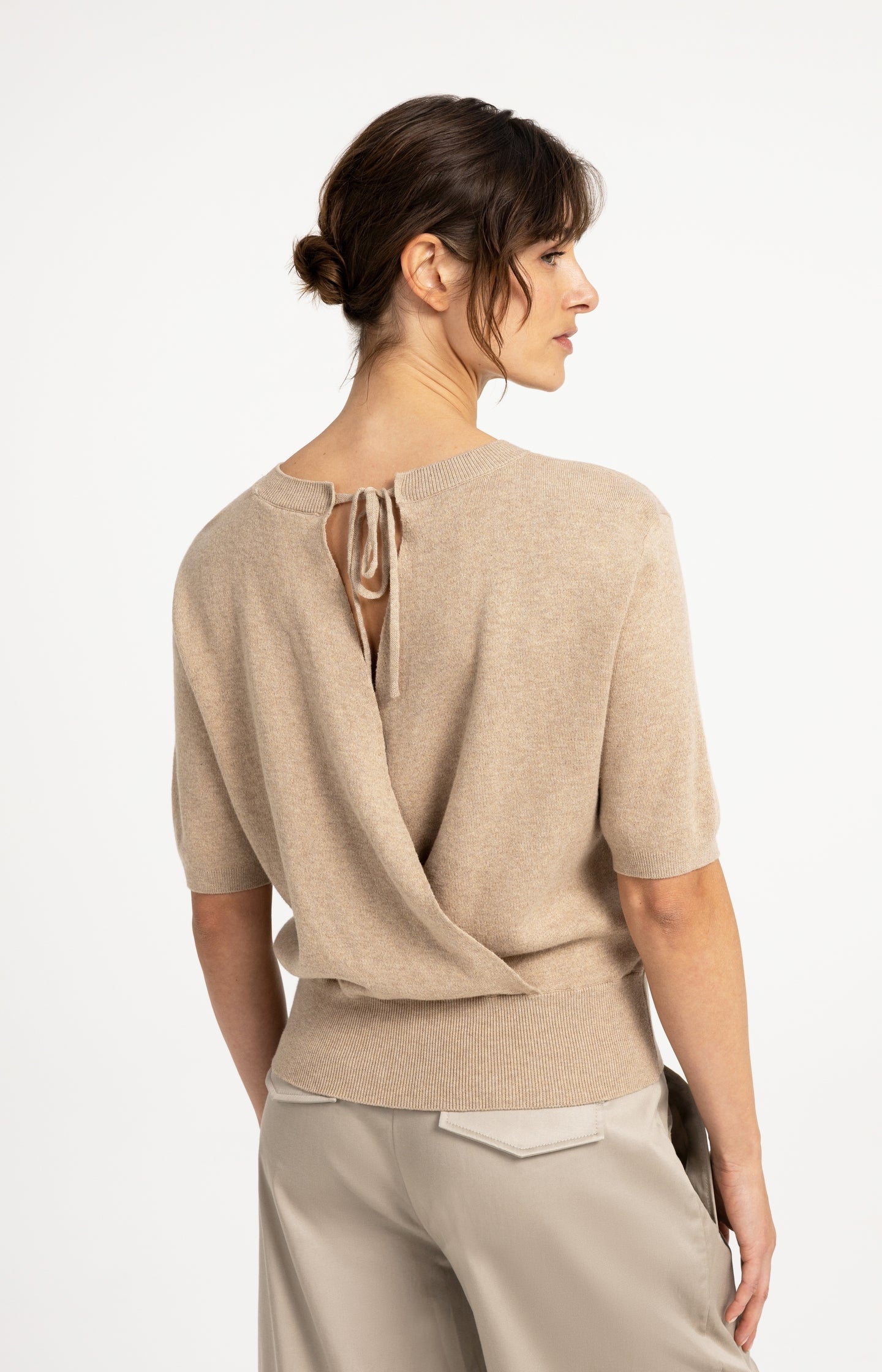 Sweater with open back and short sleeves