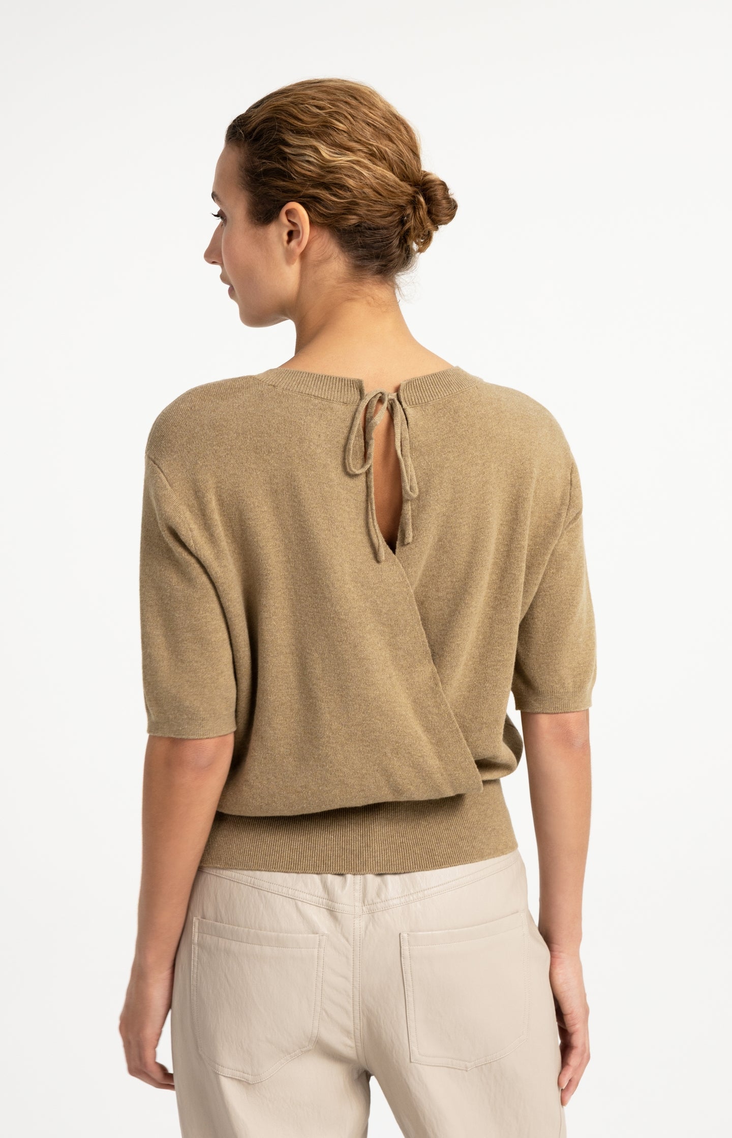 Sweater with open back and short sleeves