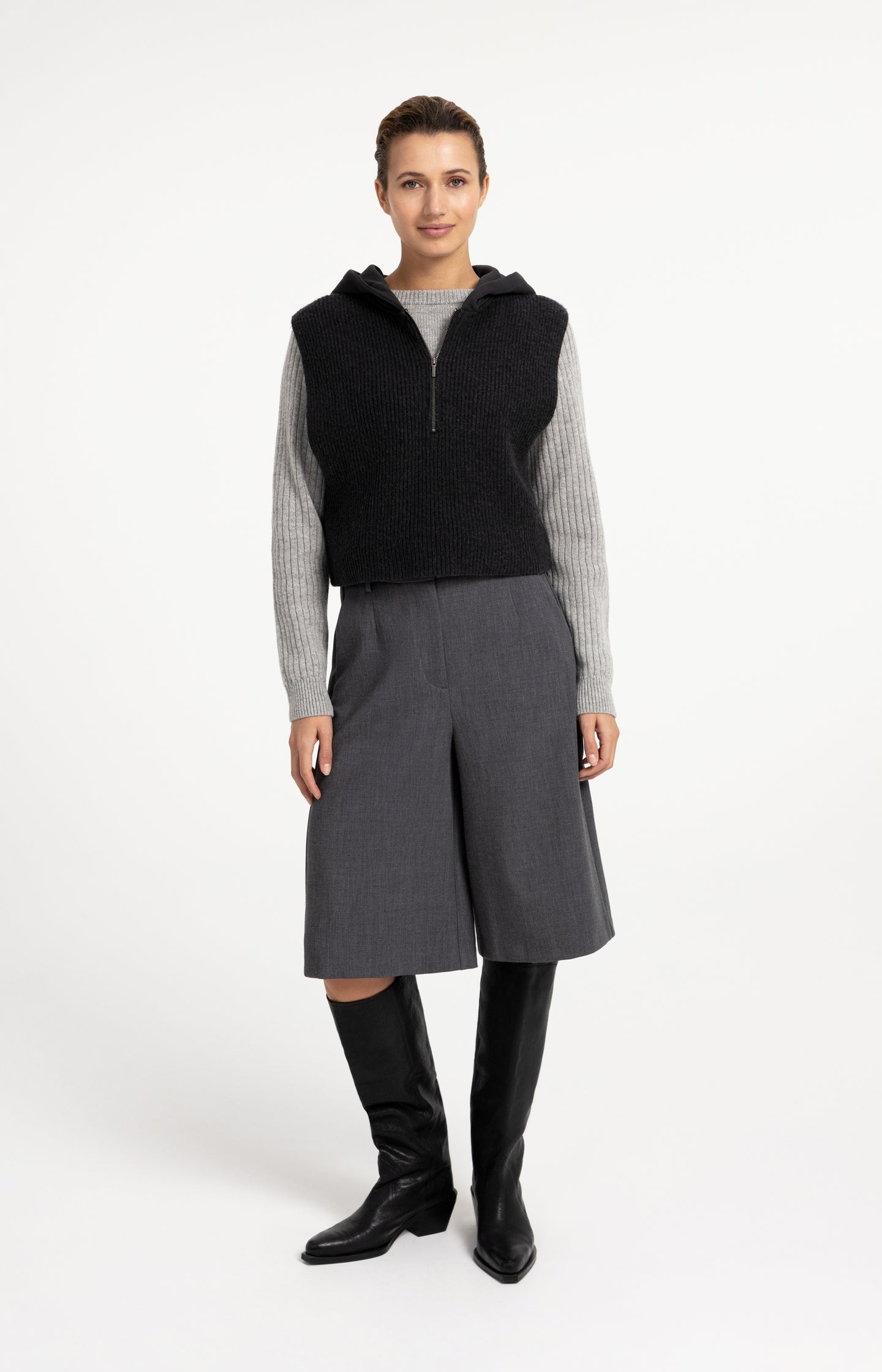 Sweater with ribbed sleeves and button details