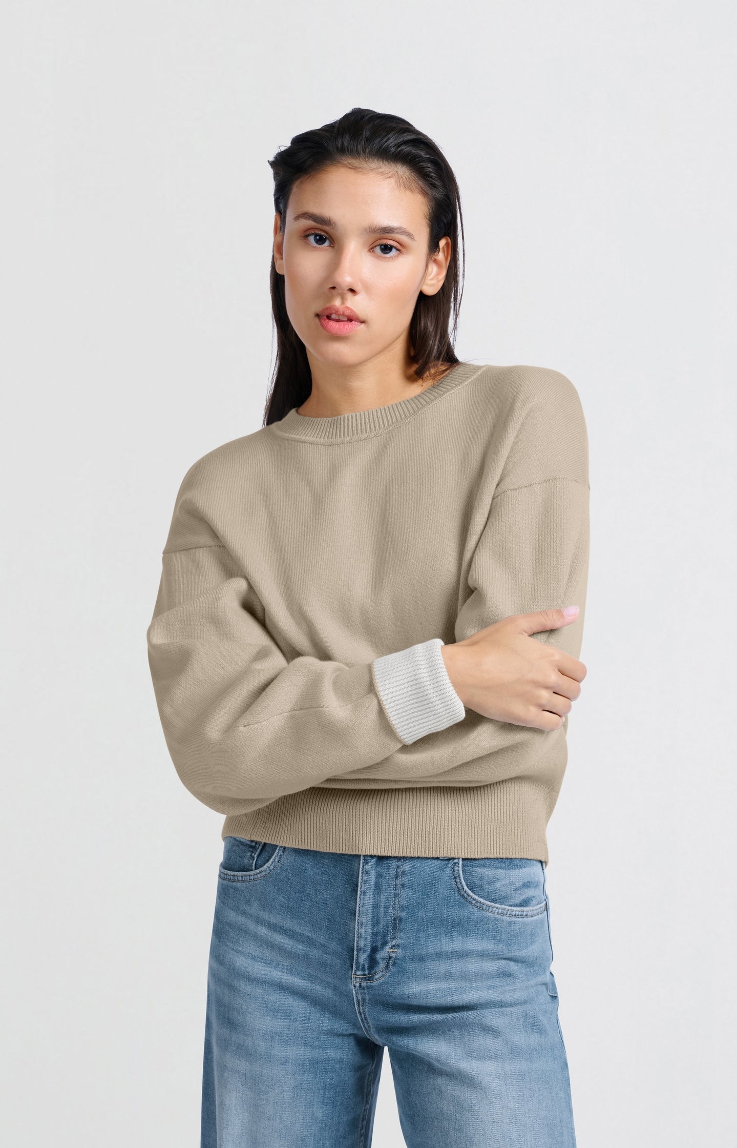 Beige trui met ronde hals en contrasterende boorden – YAYA