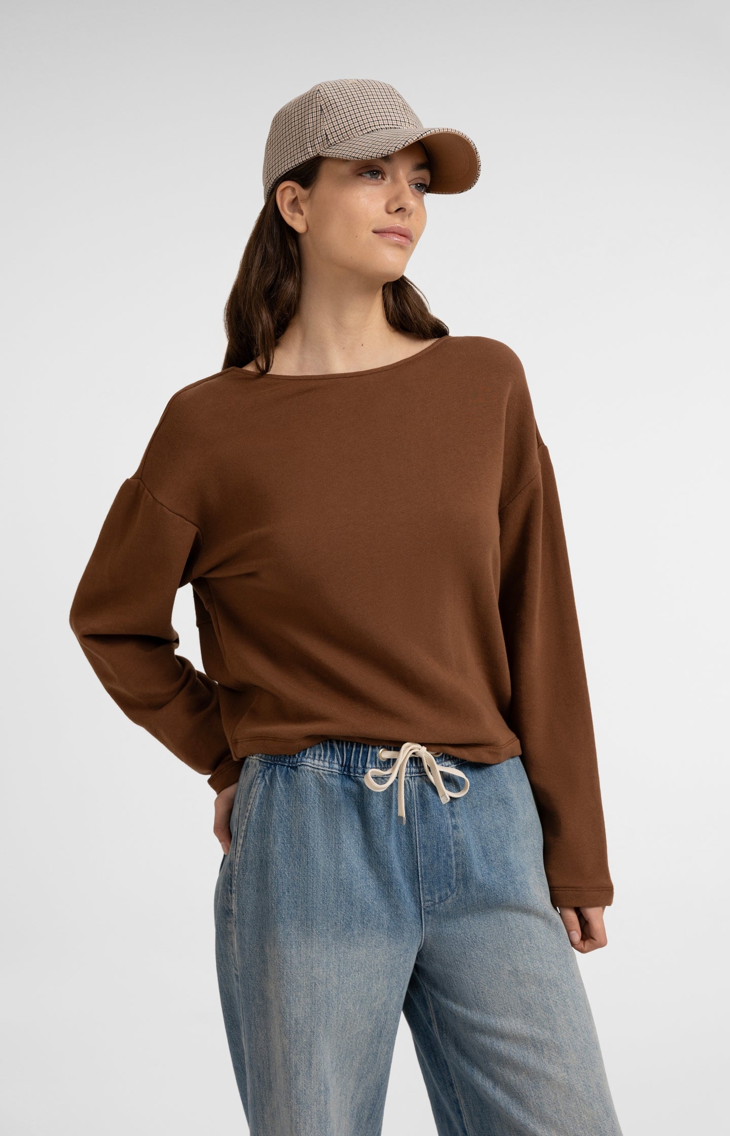 Sweater with V-neck and twisted detail at the back - Type: video