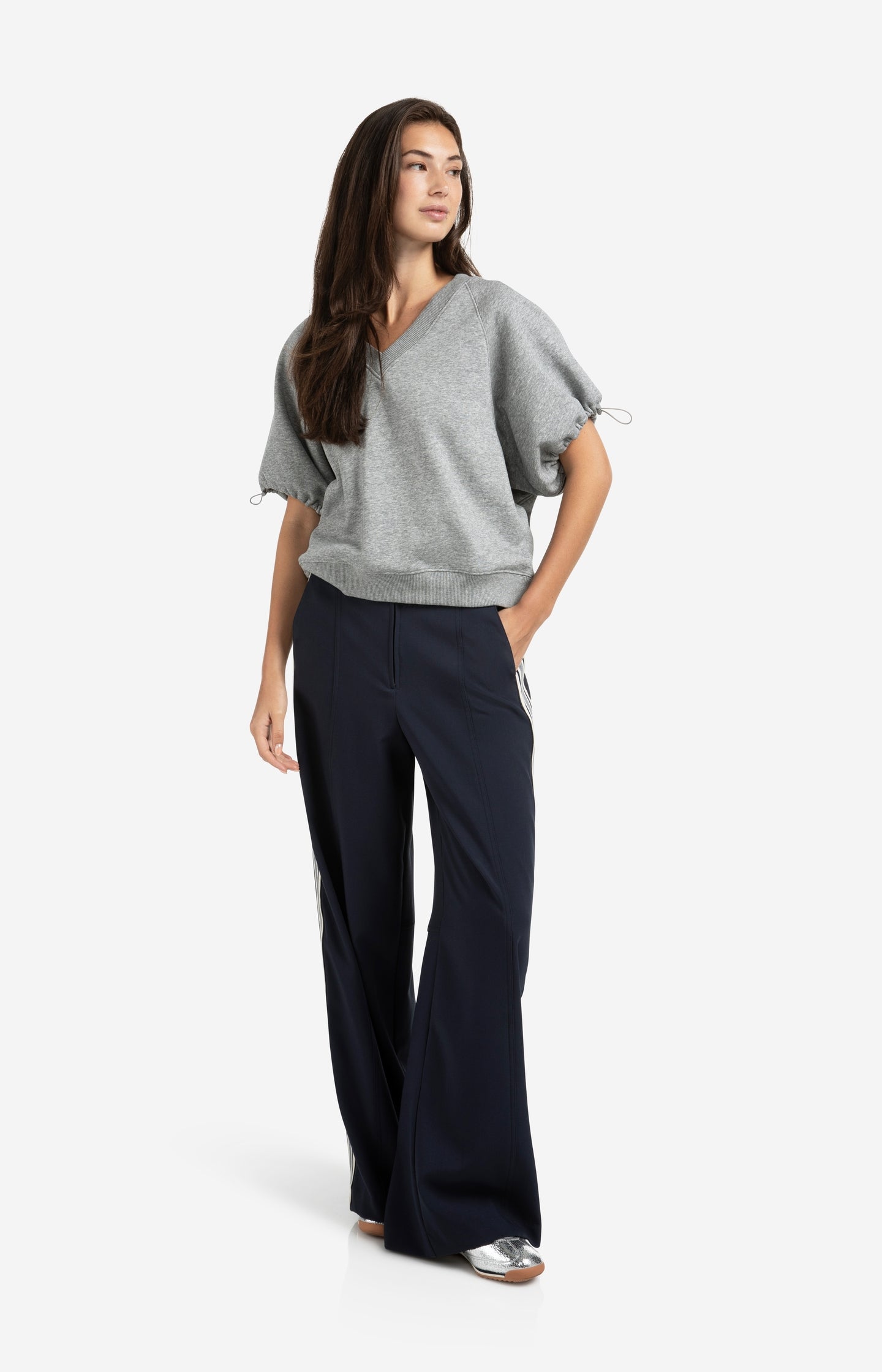 Sweatshirt with V-neck and adjustable sleeve cords