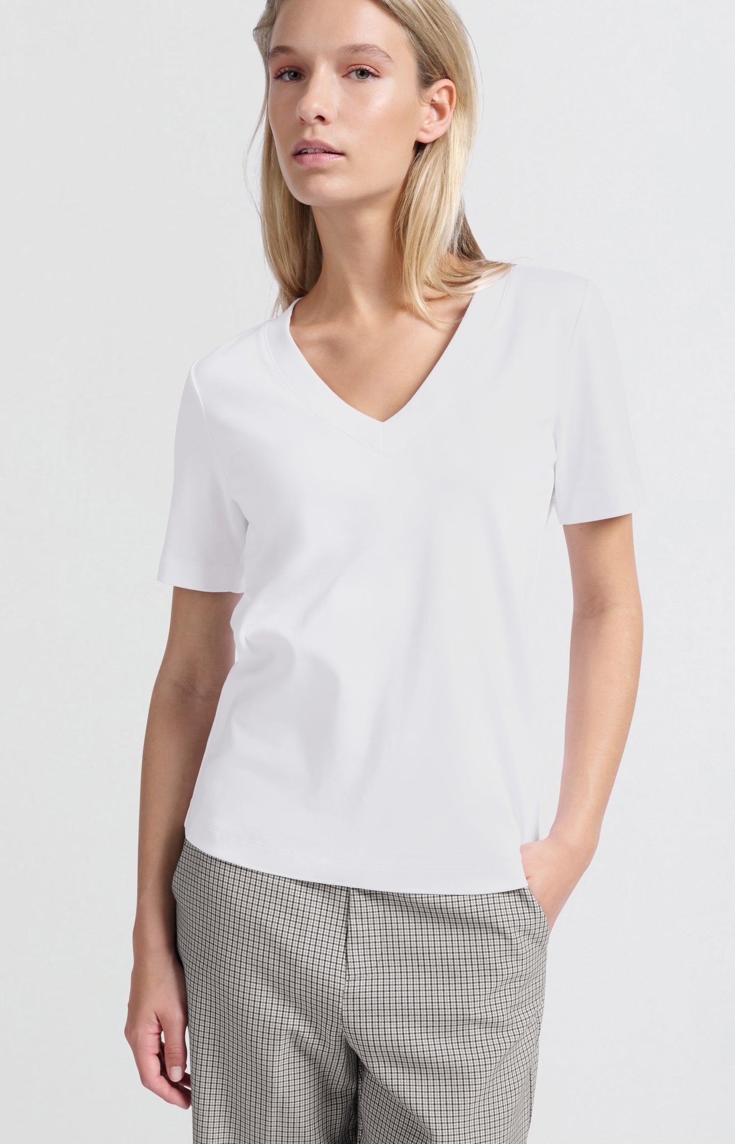 T-shirt with short sleeves, V-neck and a relaxed fit - Type: lookbook