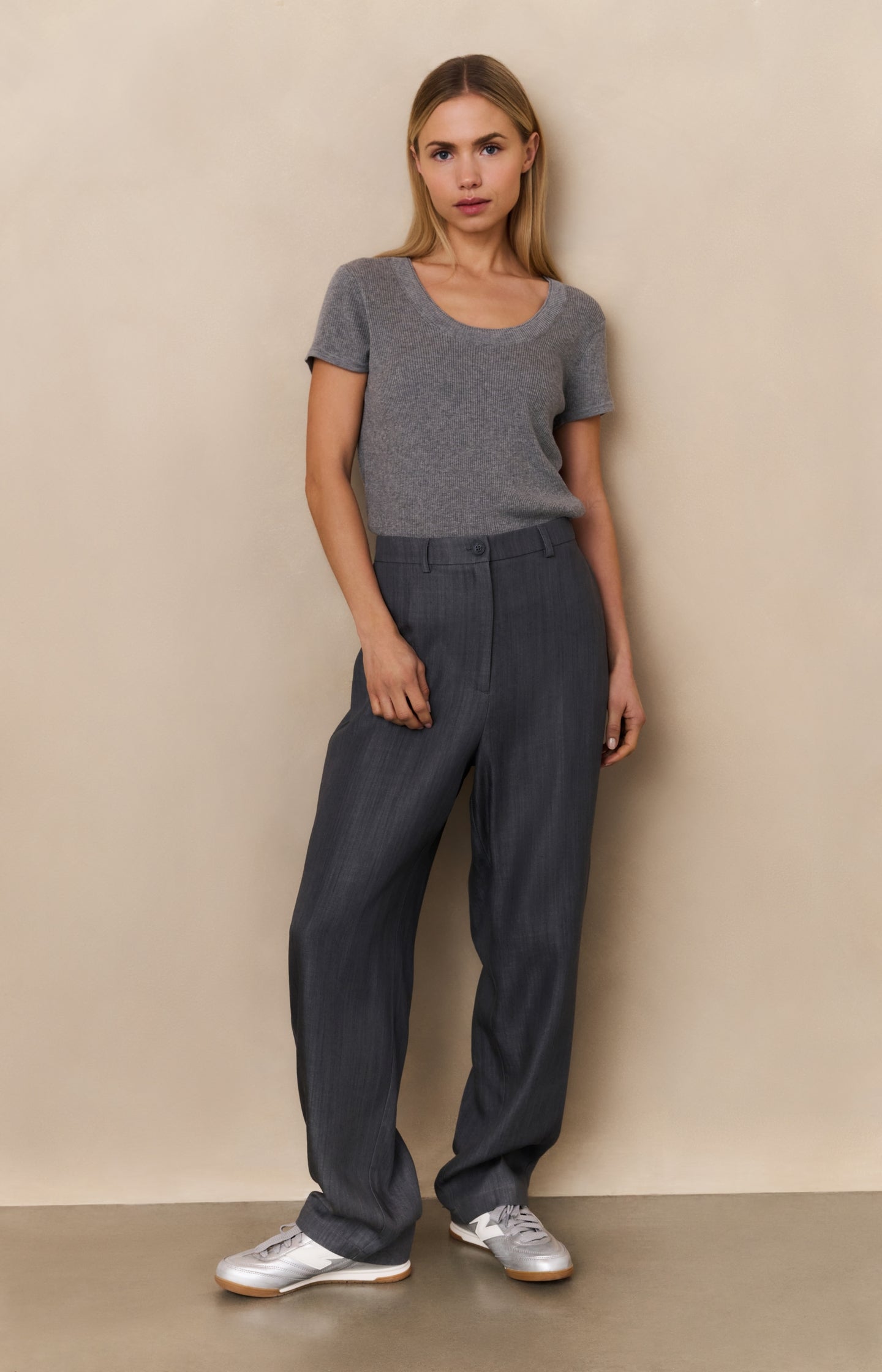 Tapered trousers with high waist - Type: lookbook