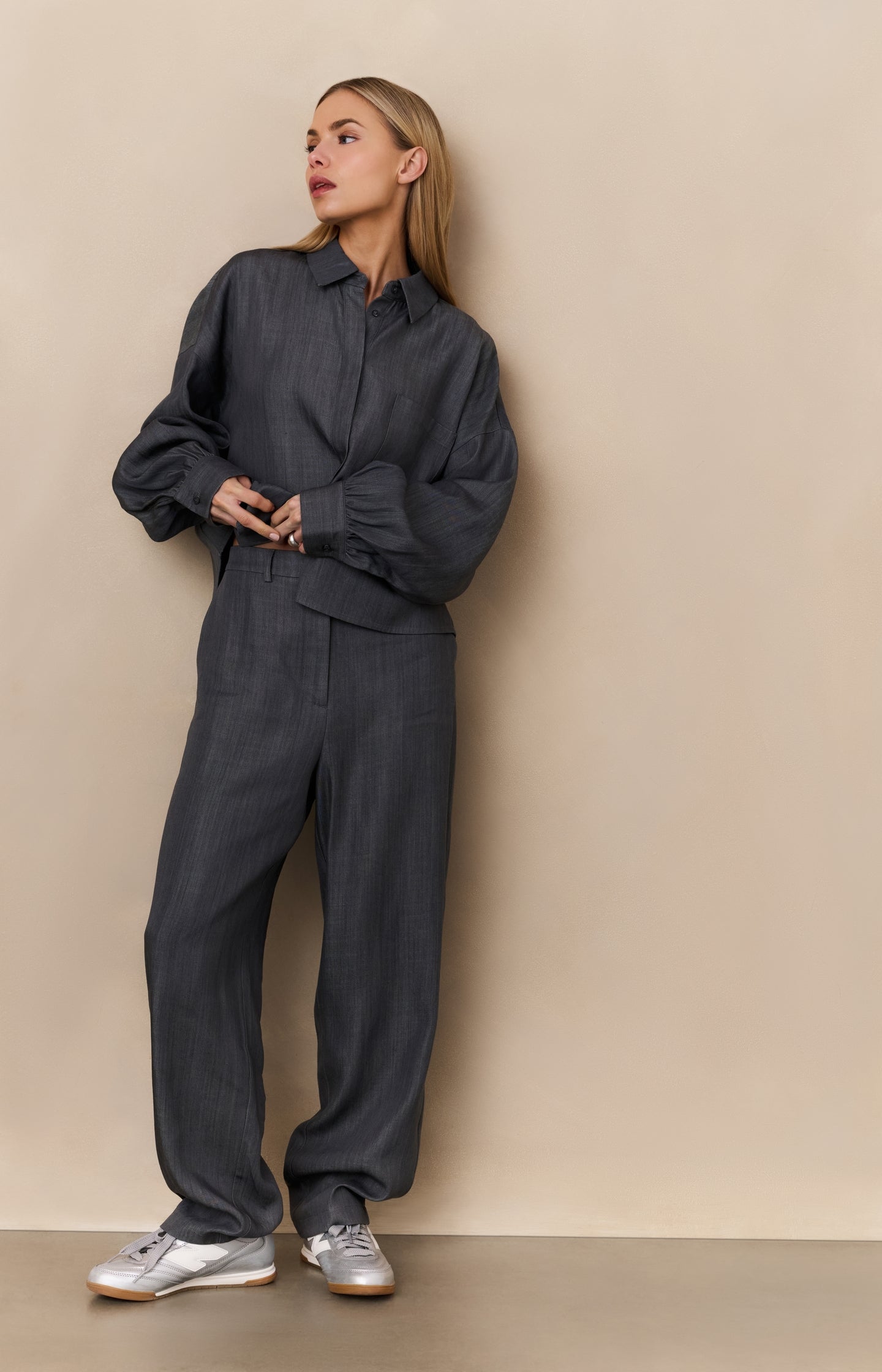 Tapered trousers with high waist