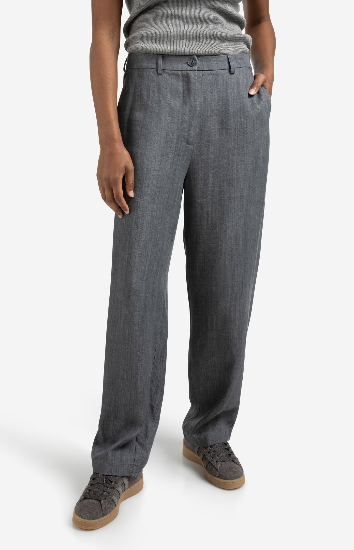 Tapered trousers with high waist