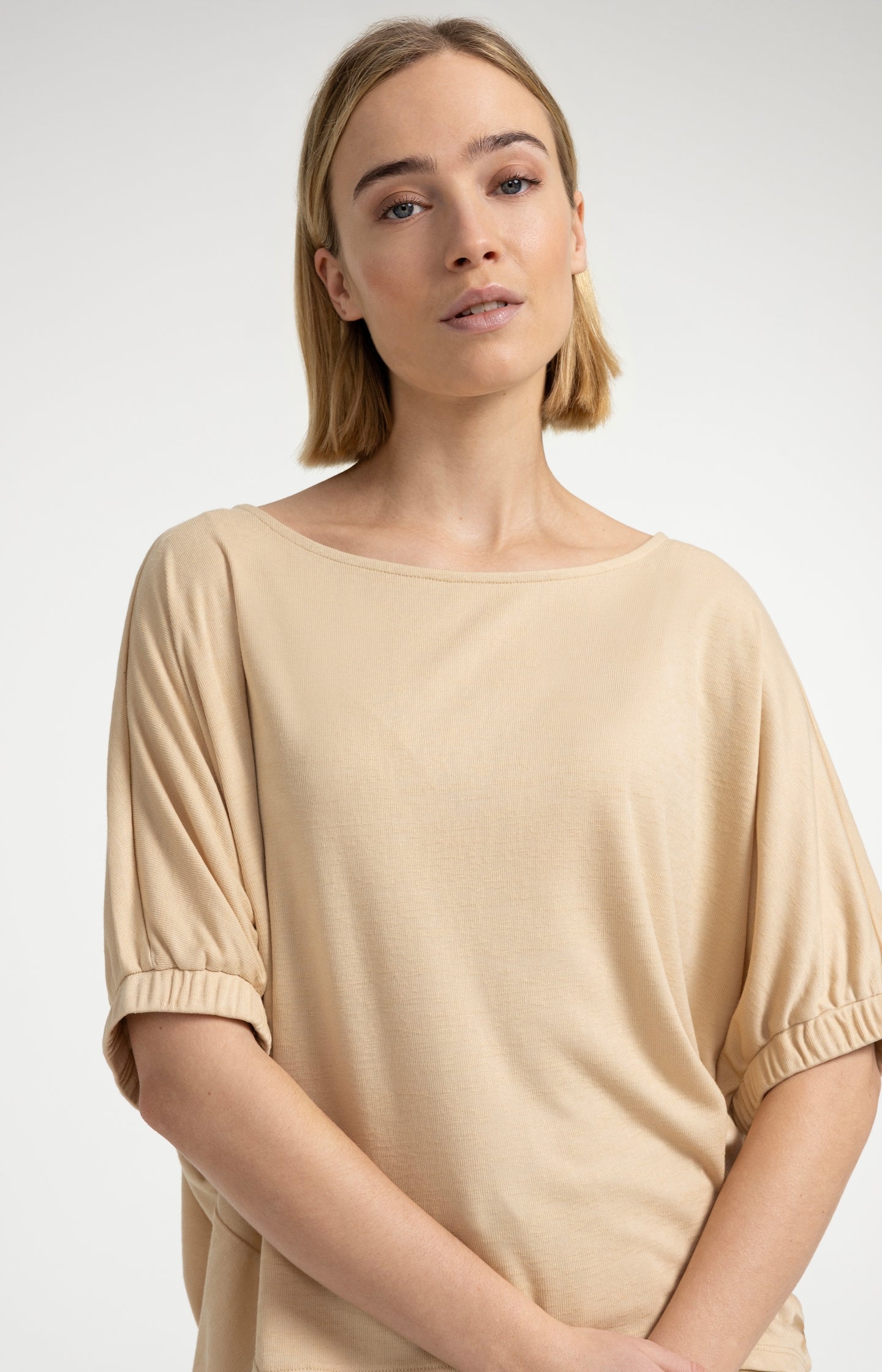 Top with boat neckline and elastic cuffs