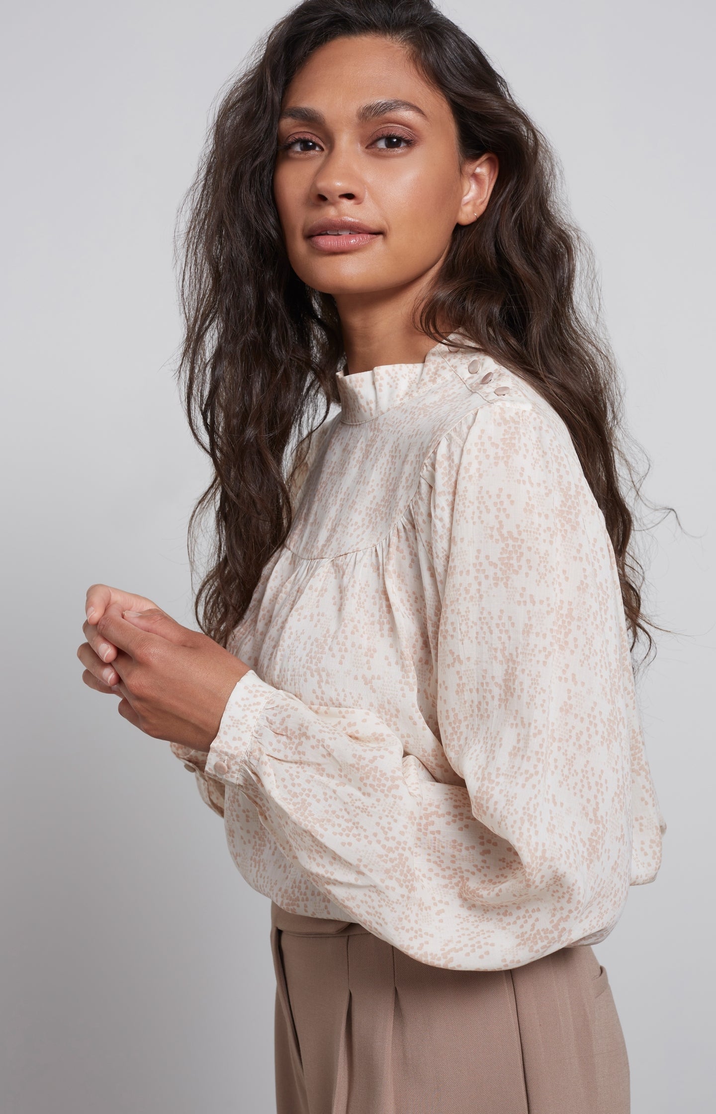 Top with high neck, long balloon sleeves, buttons and print - Type: lookbook