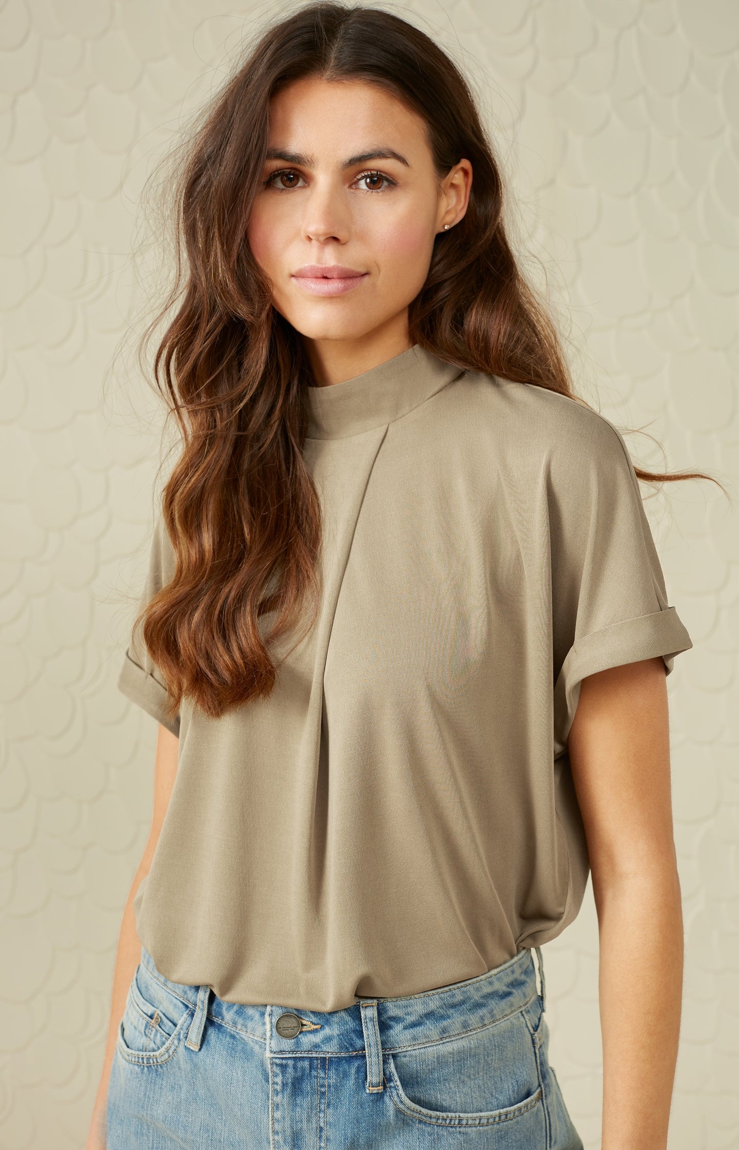 Top with high neck, short sleeves and pleated detail