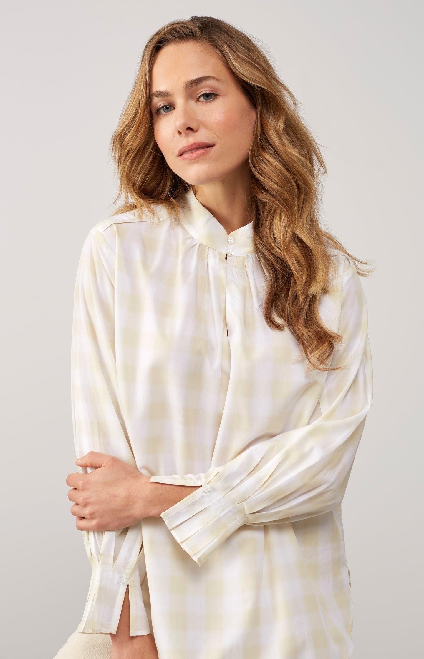 Top with high neck, V-neck, long pleated sleeves and print