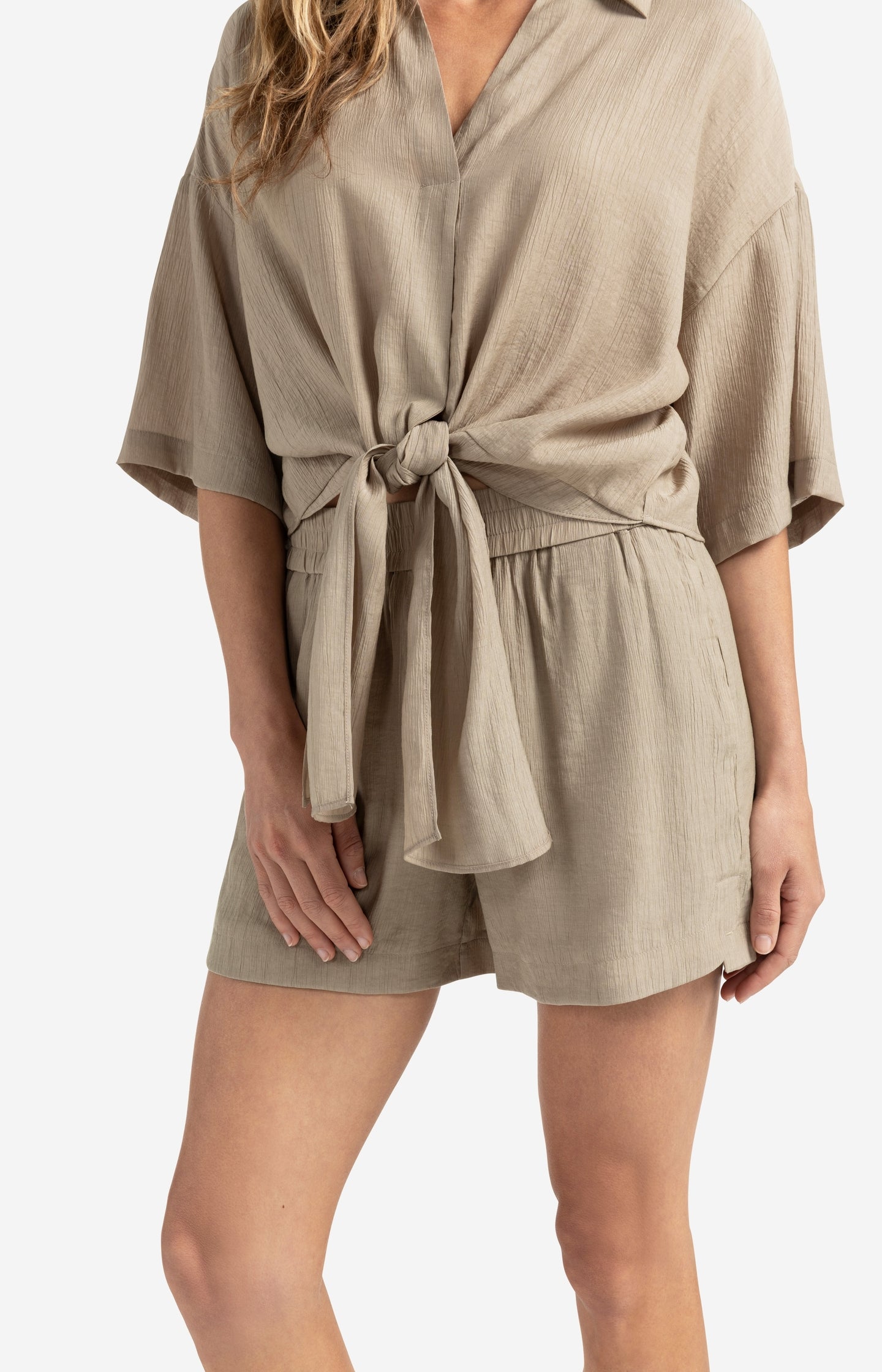 Top with knotted detail and wide sleeves