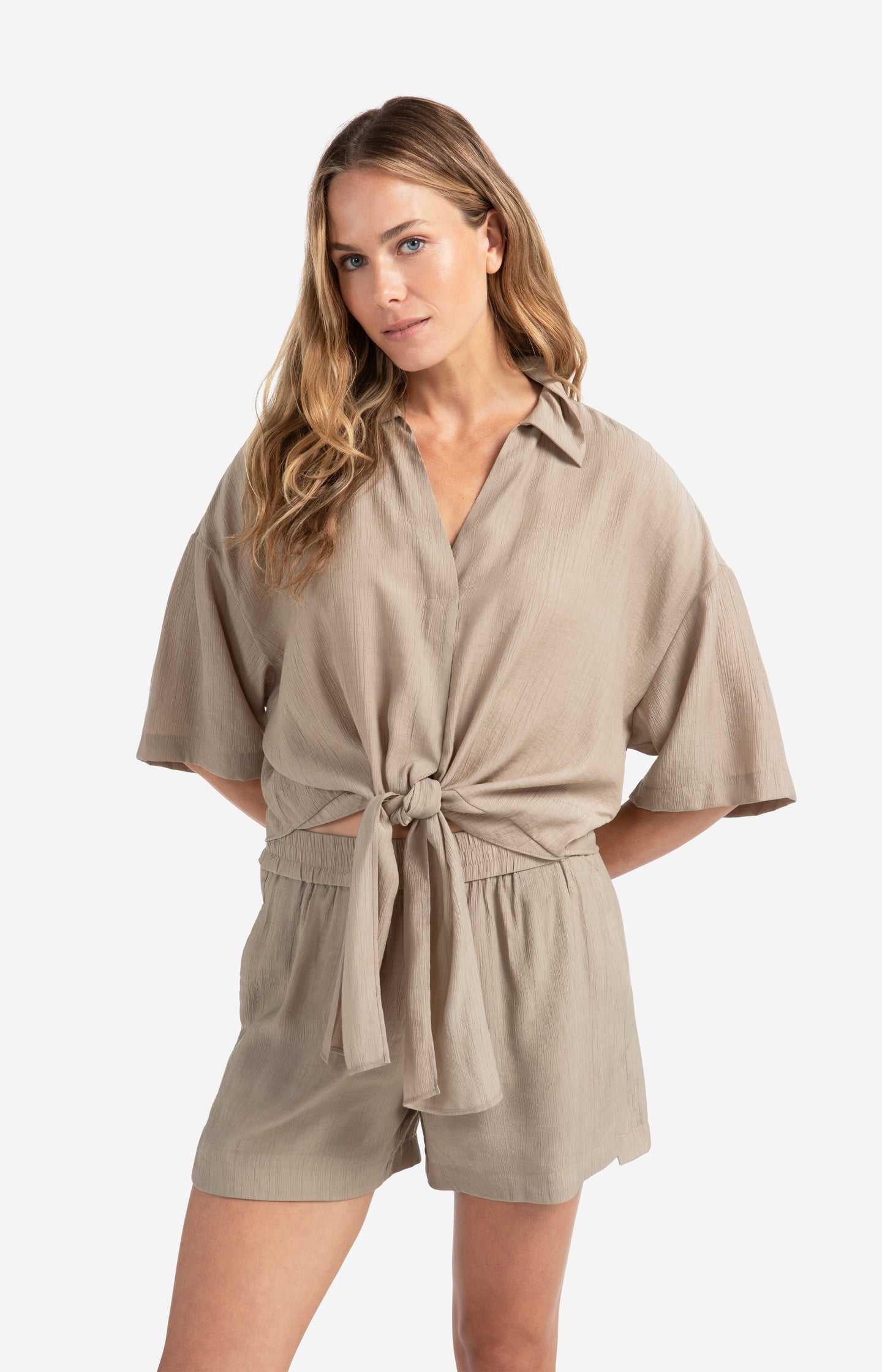Top with knotted detail and wide sleeves
