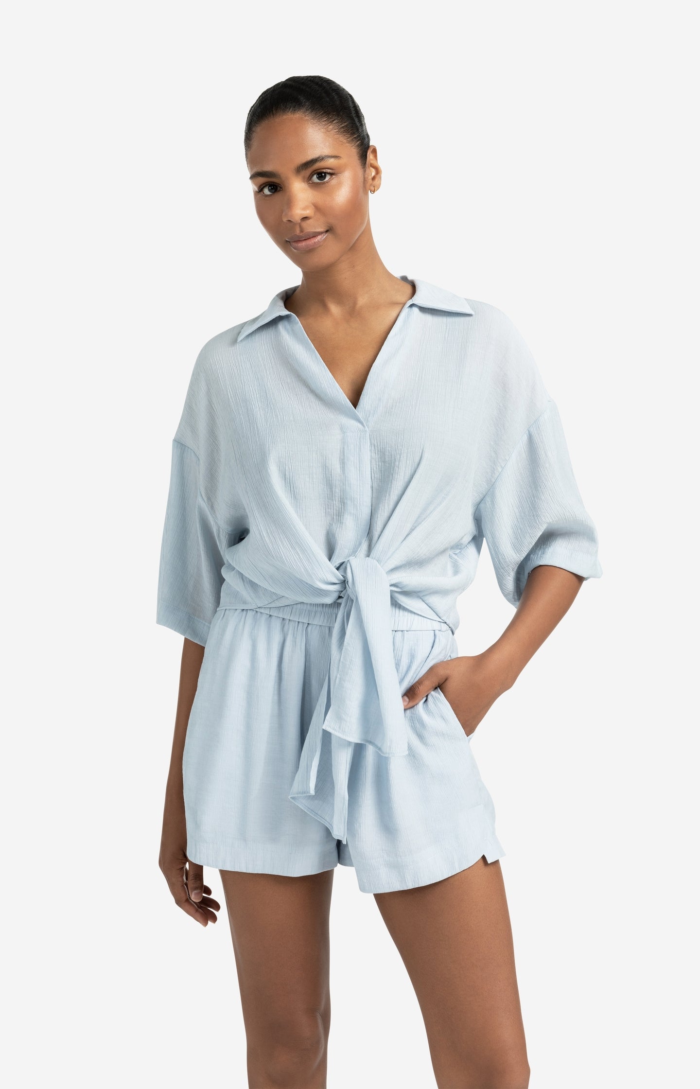 Top with knotted detail and wide sleeves