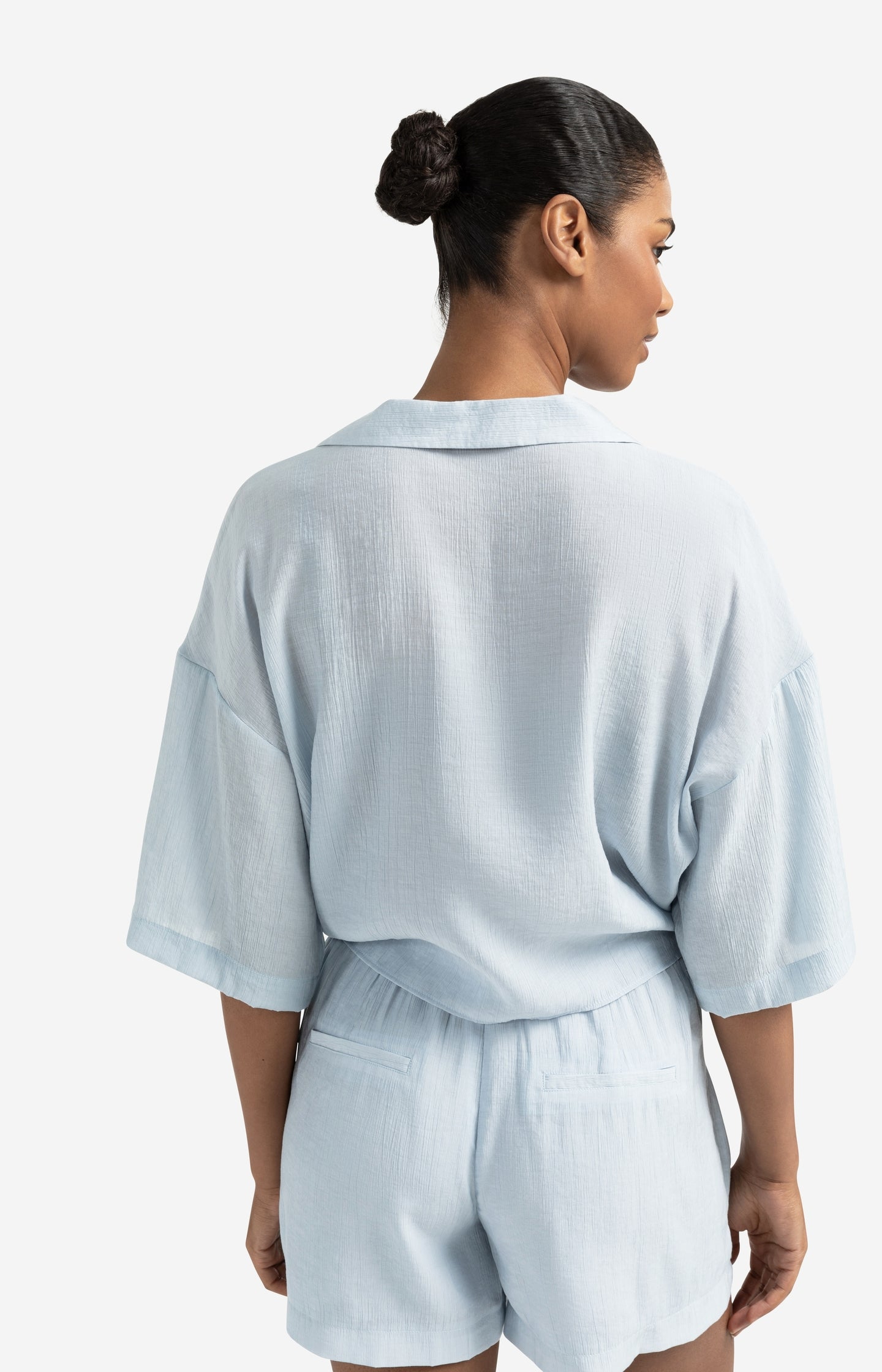 Top with knotted detail and wide sleeves