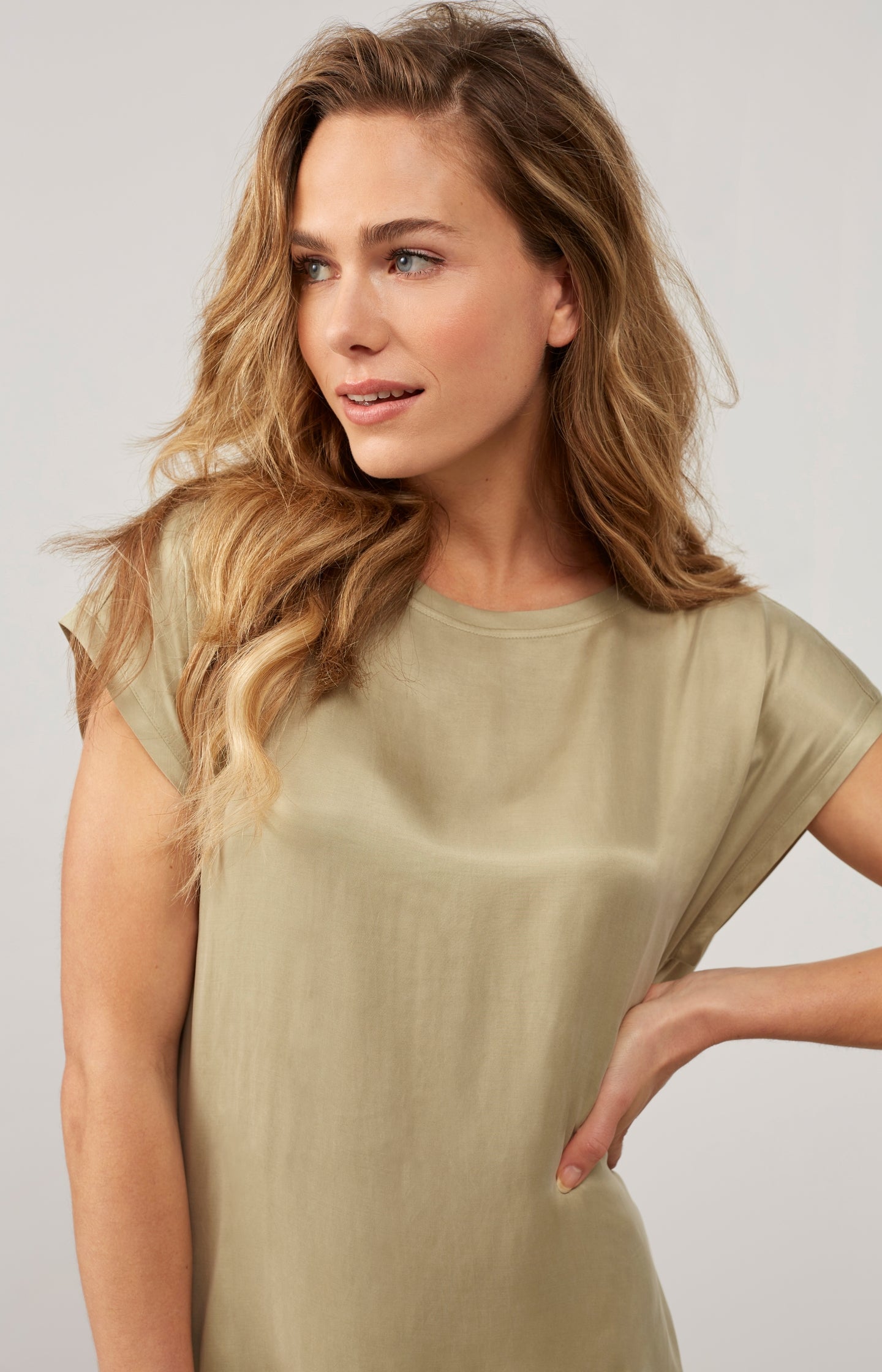 Top with round neck and cap sleeves without shoulder seams - Type: lookbook
