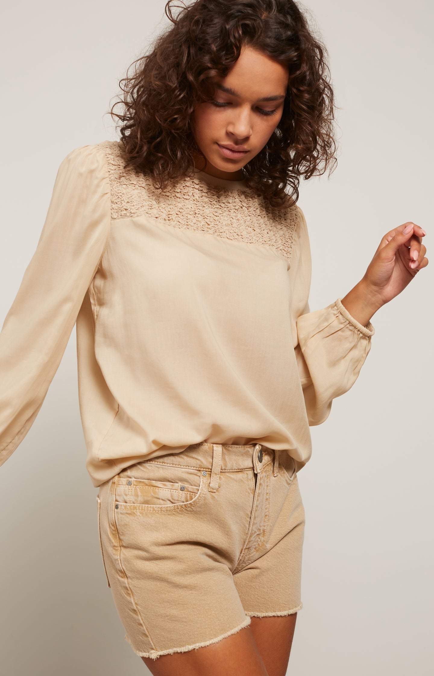 Top with round neck, long balloon sleeves and details - Type: lookbook