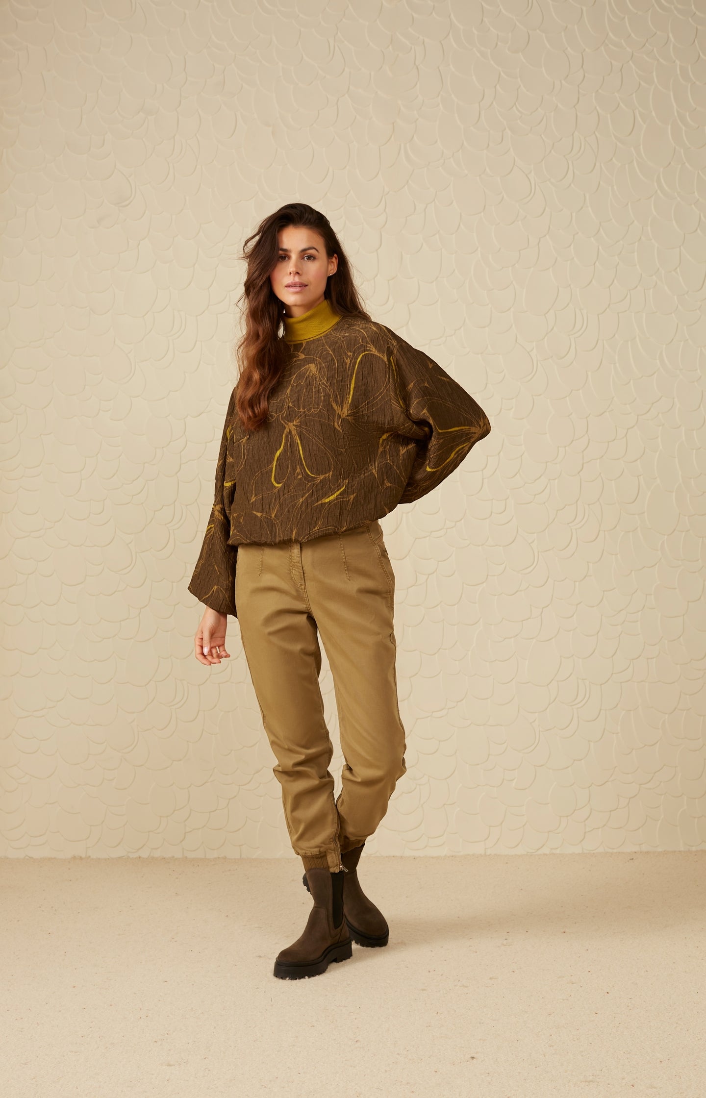 Top with round neck, long balloon sleeves and print - Type: lookbook