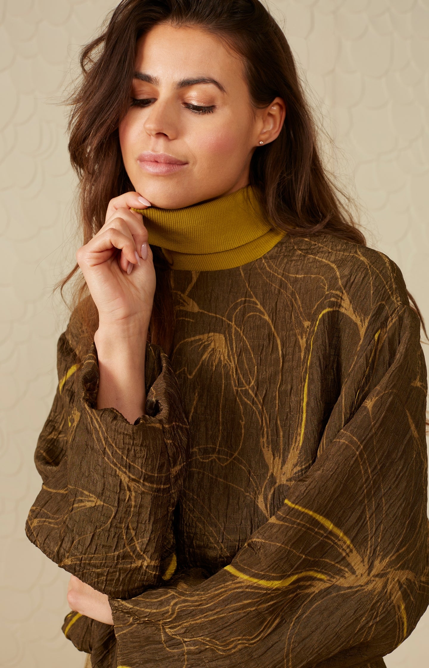 Top with round neck, long balloon sleeves and print