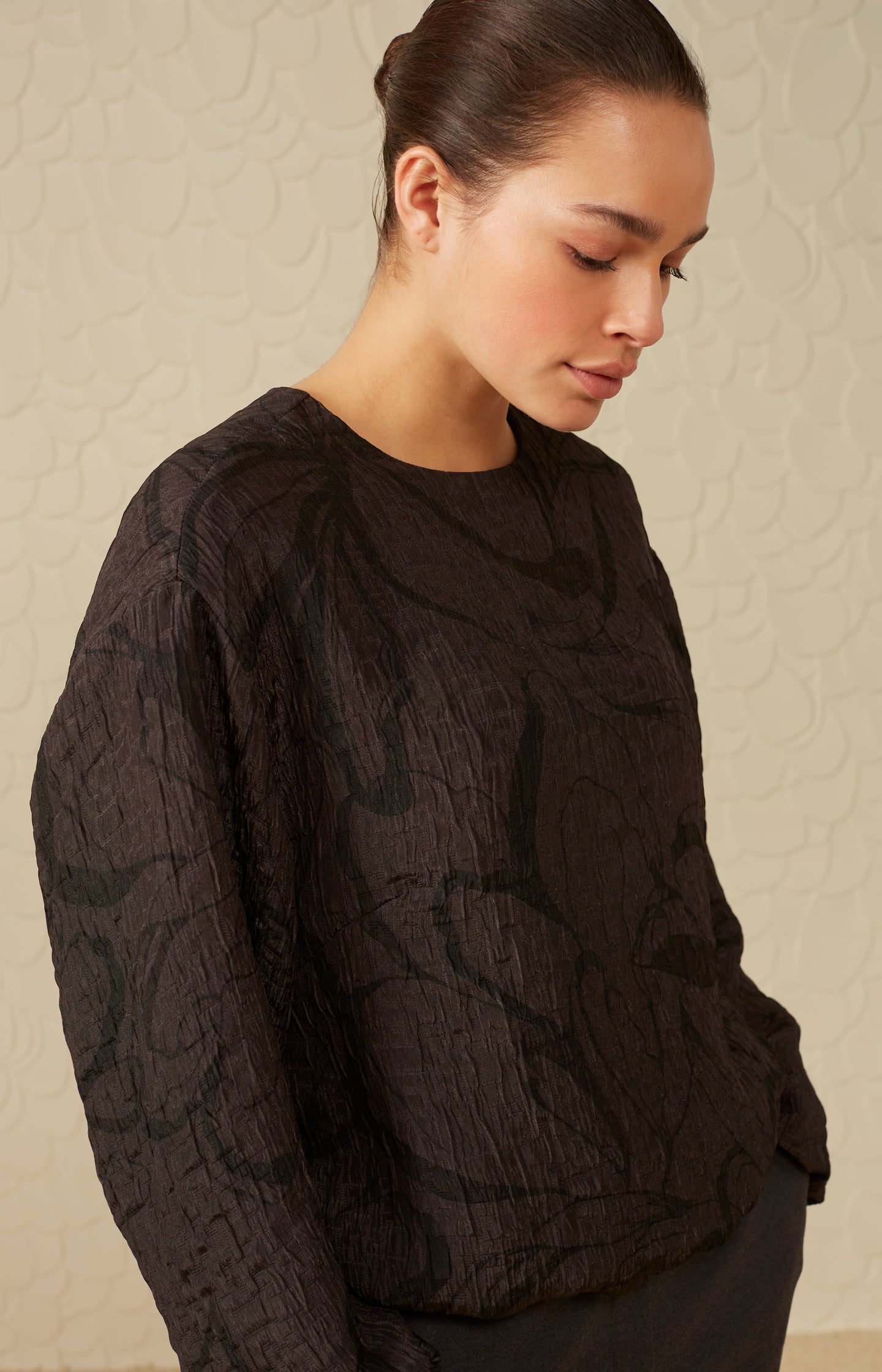 Top with round neck, long balloon sleeves and print