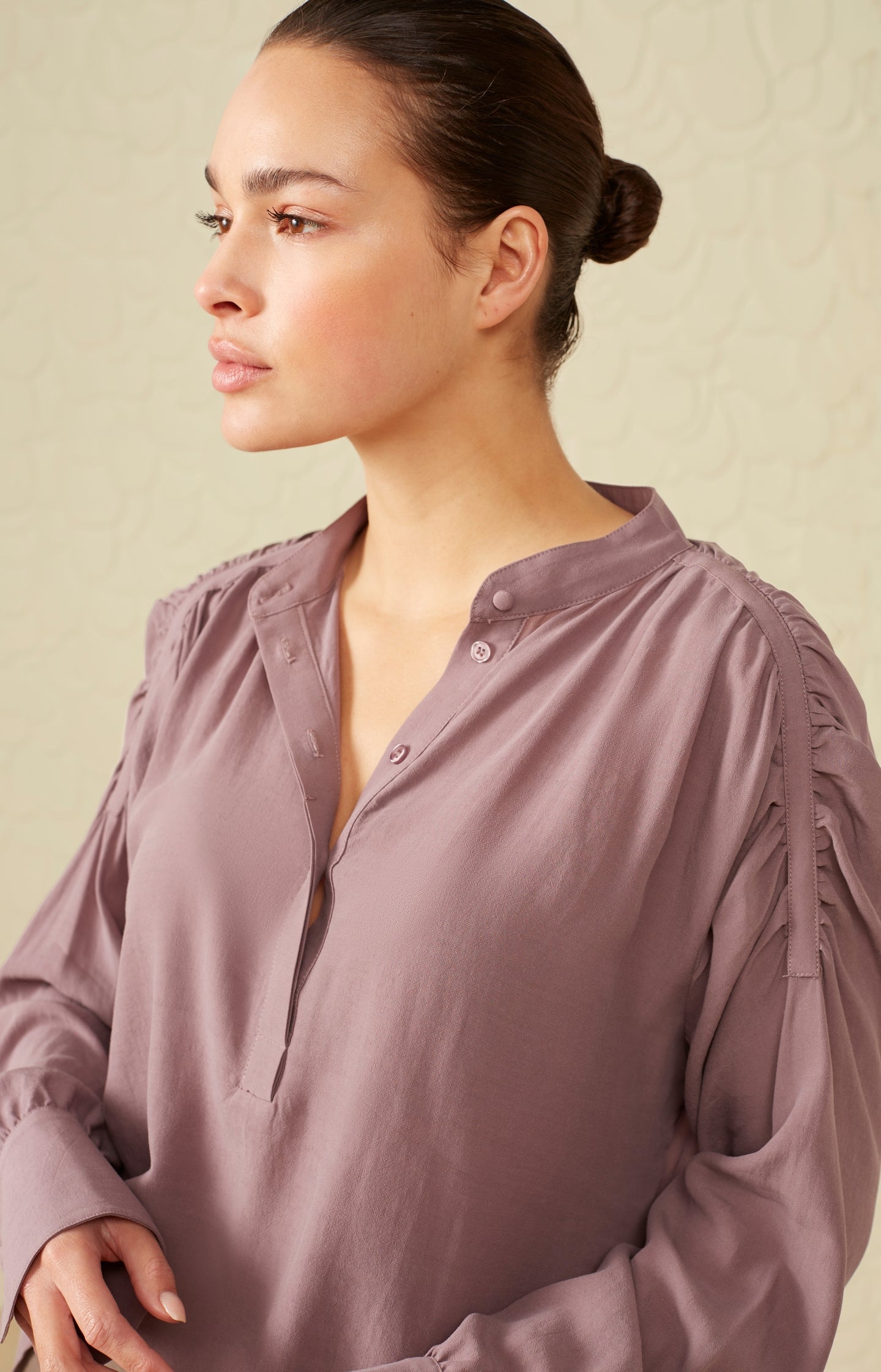 Top with round neck, long puff sleeves and gathered shoulder - Type: lookbook