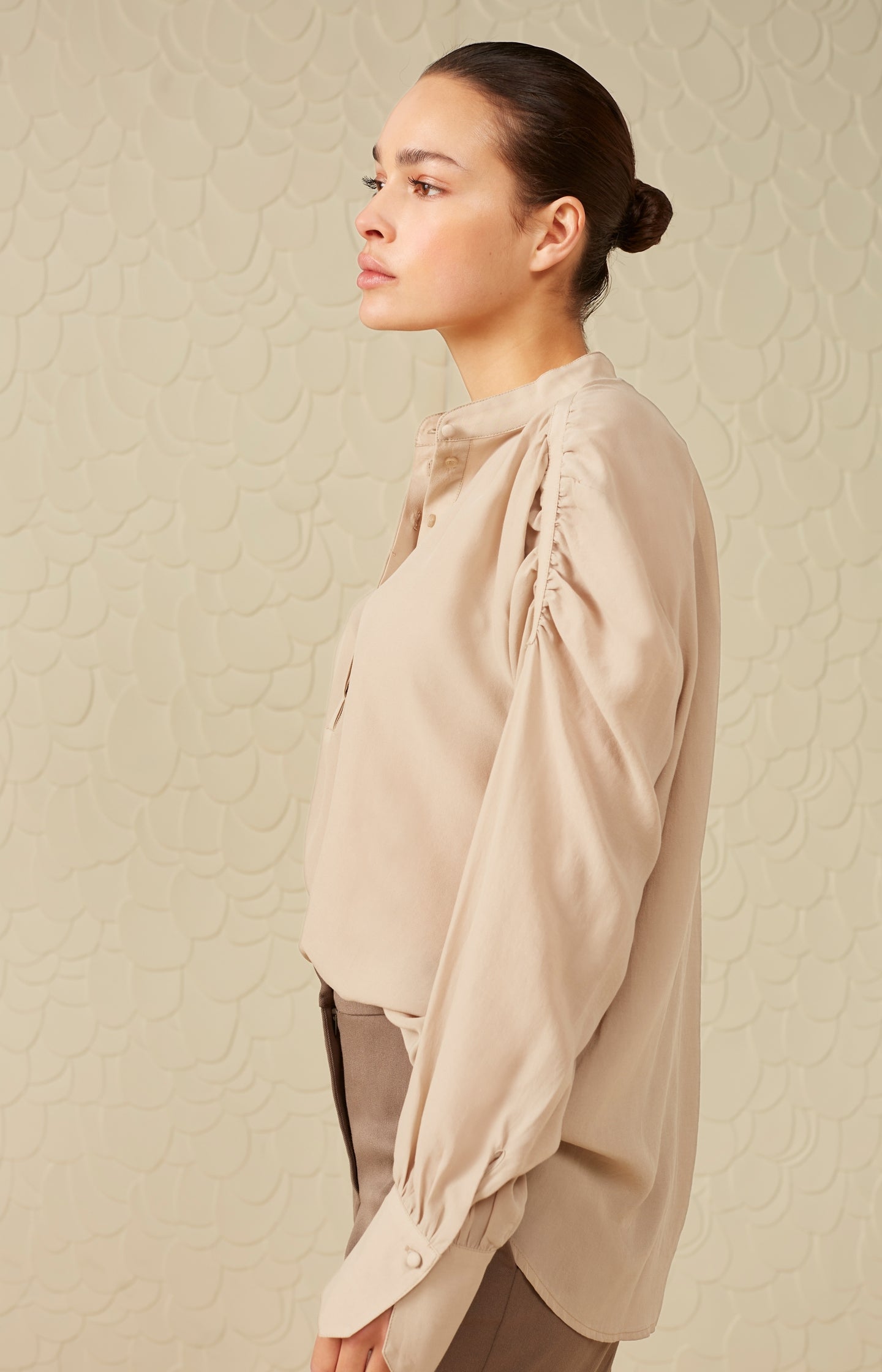 Top with round neck, long puff sleeves and gathered shoulder - Type: lookbook