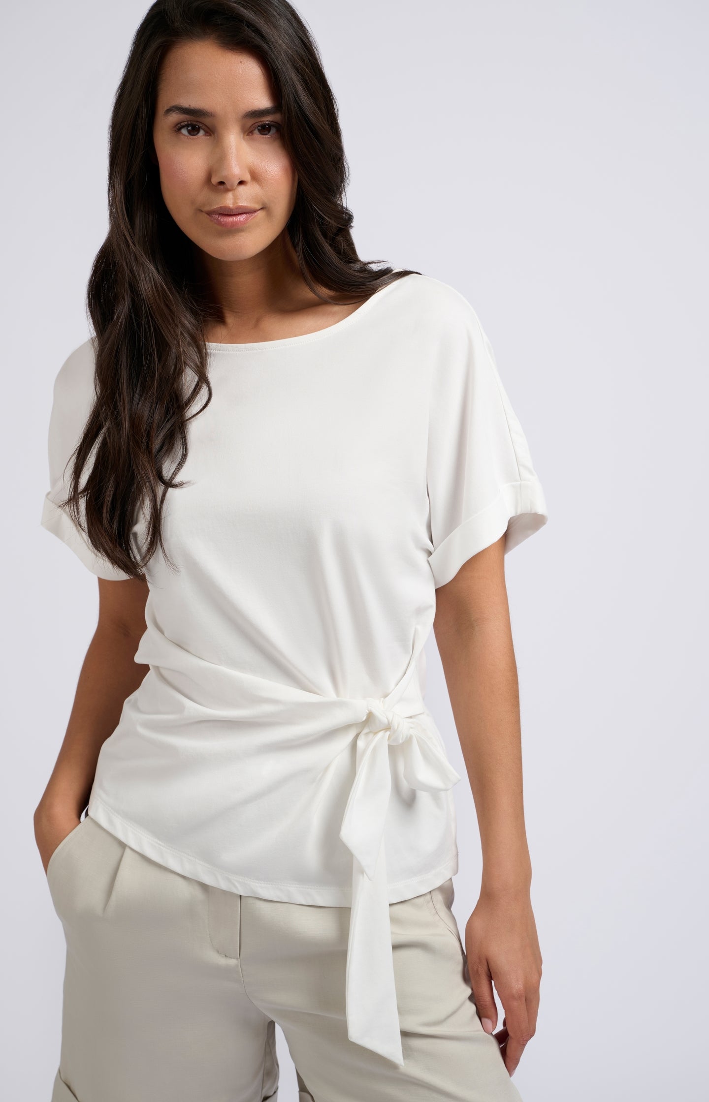 Top with round neck, short sleeves and knotted detail