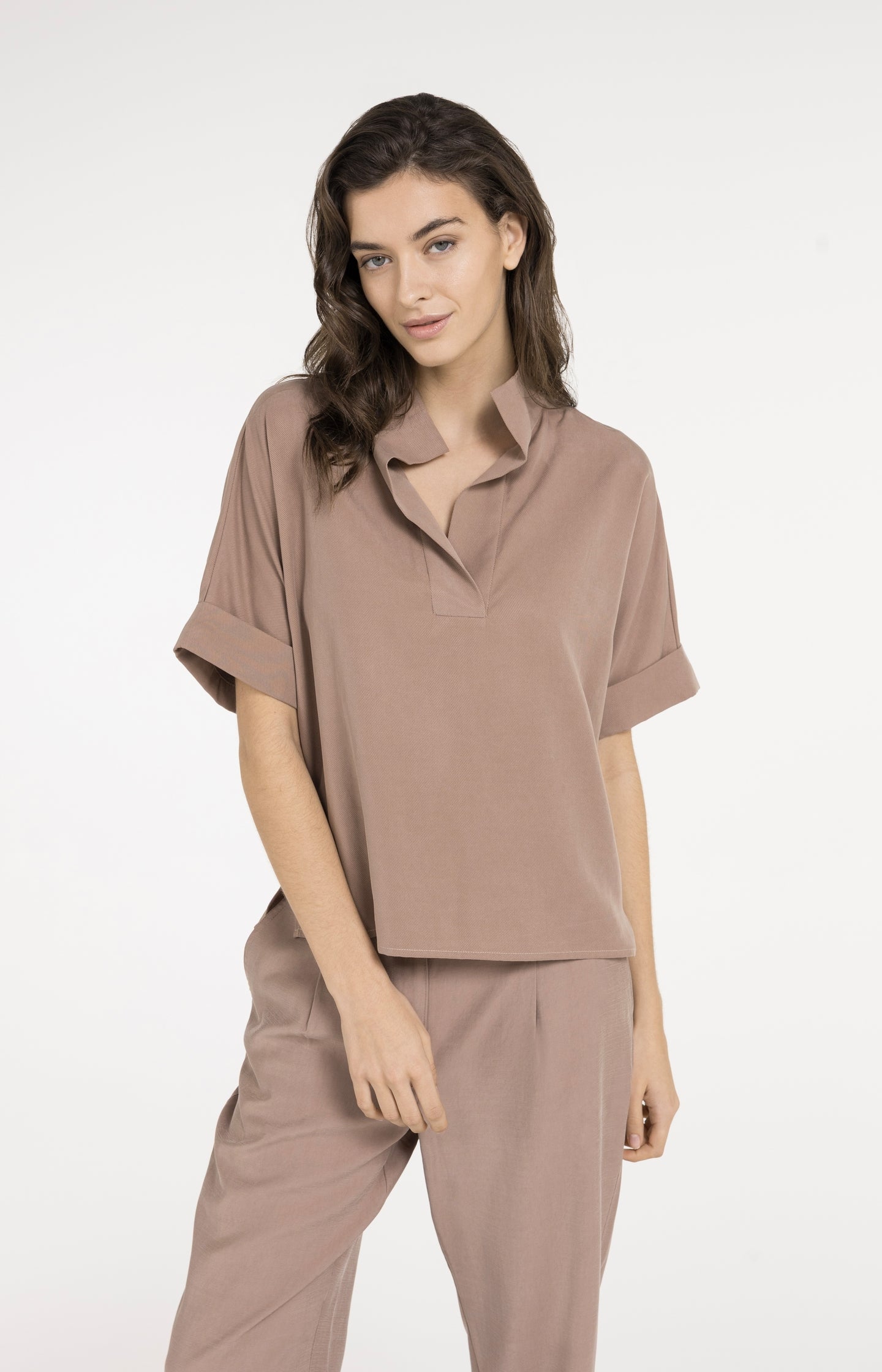 Top with short sleeves and polo collar