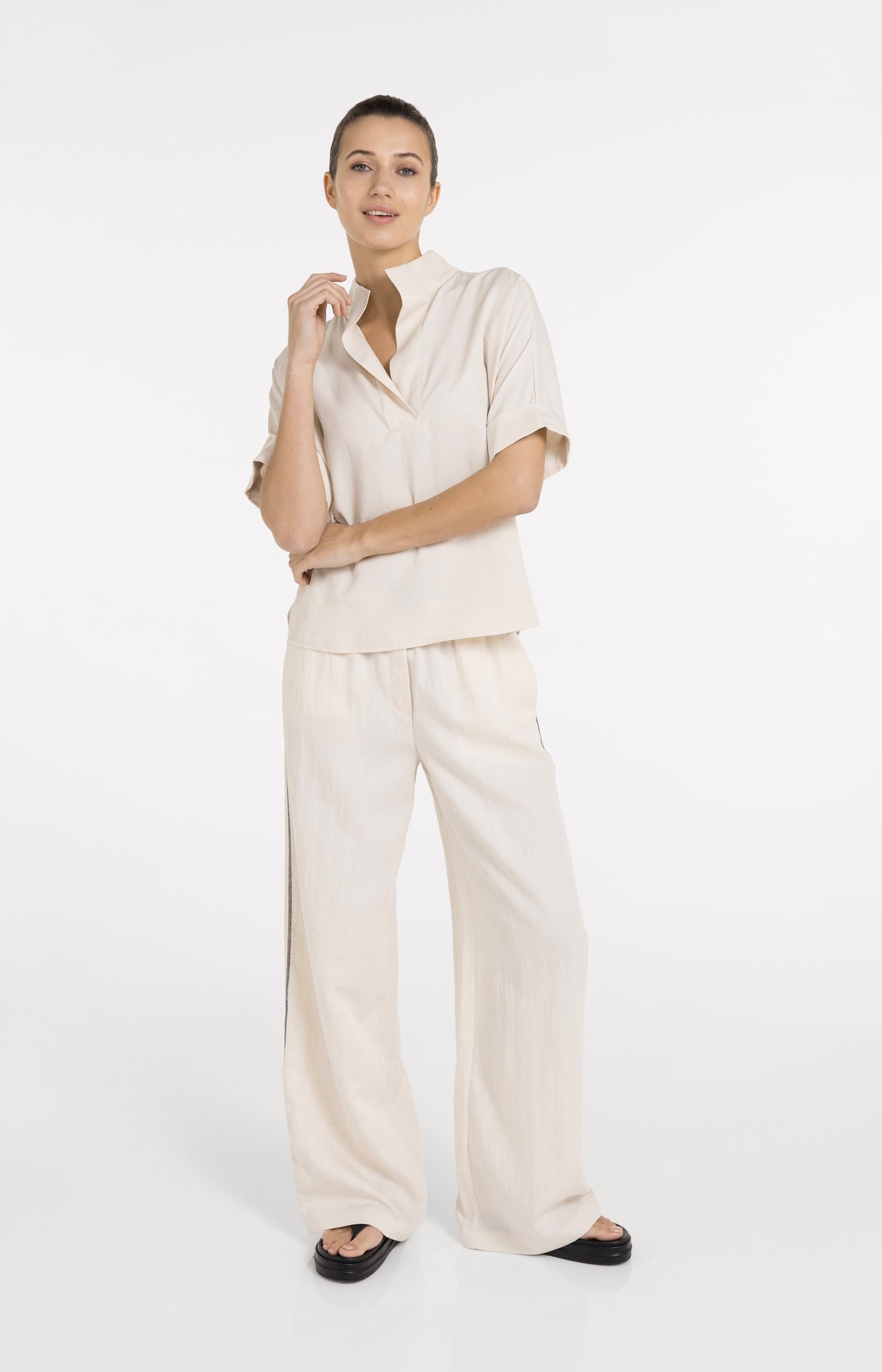 Top with short sleeves and polo collar