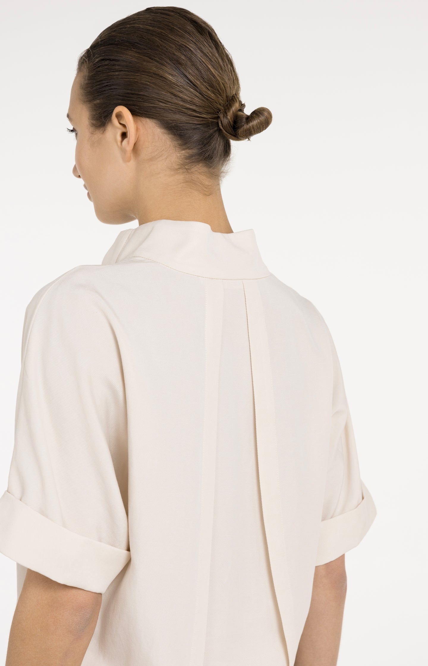 Top with short sleeves and polo collar